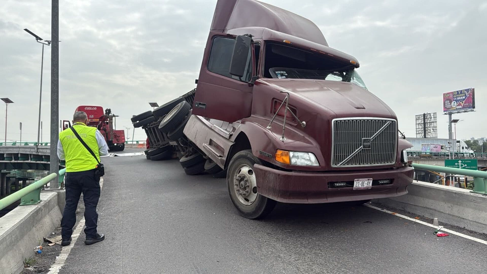 Tráiler a Punto de Caer Desde un Puente Elevado en la México-Pachuca