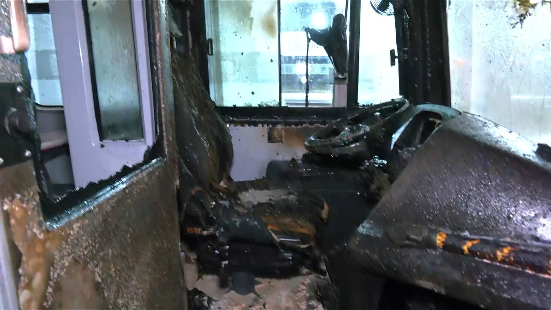 Video | Vidrios Rotos y Tablero Calcinado: Así Quedó Metrobús tras Incendio en CDMX