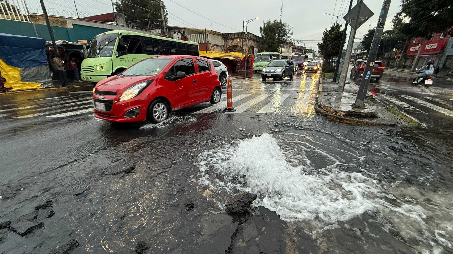 Fuga de Agua en Avenida Revolución Provoca Encharcamientos y Caos Vial