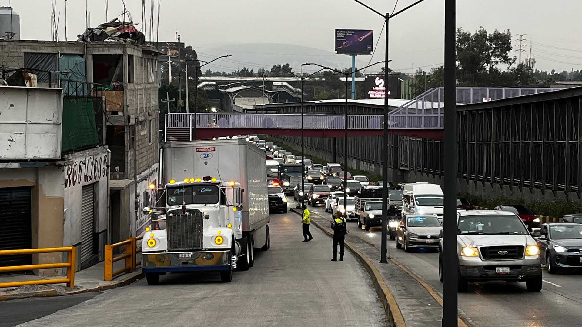 Tráileres Quedan Atorados y Causan Afectaciones Viales en Río Consulado