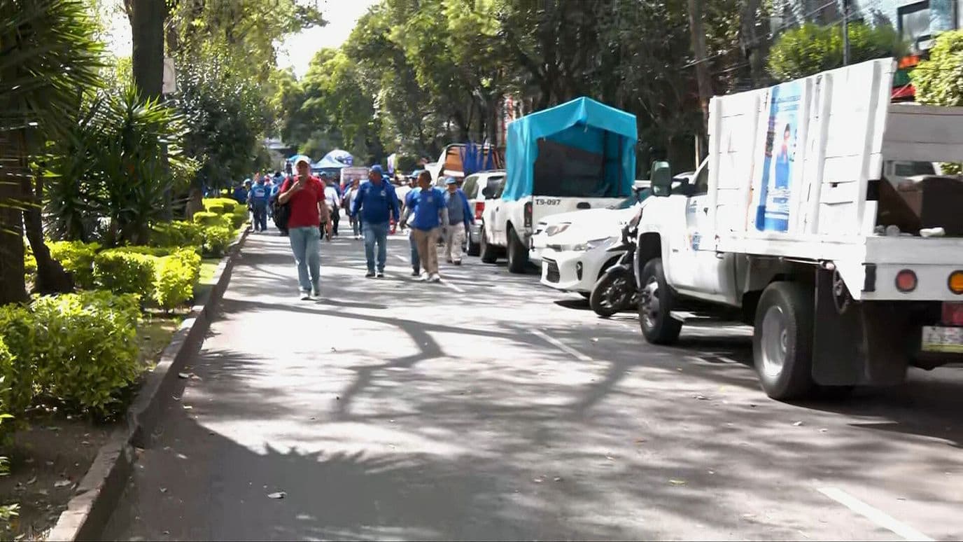 Trabajadores de Limpia Bloquean Avenida Álvaro Obregón en la Colonia Roma, CDMX
