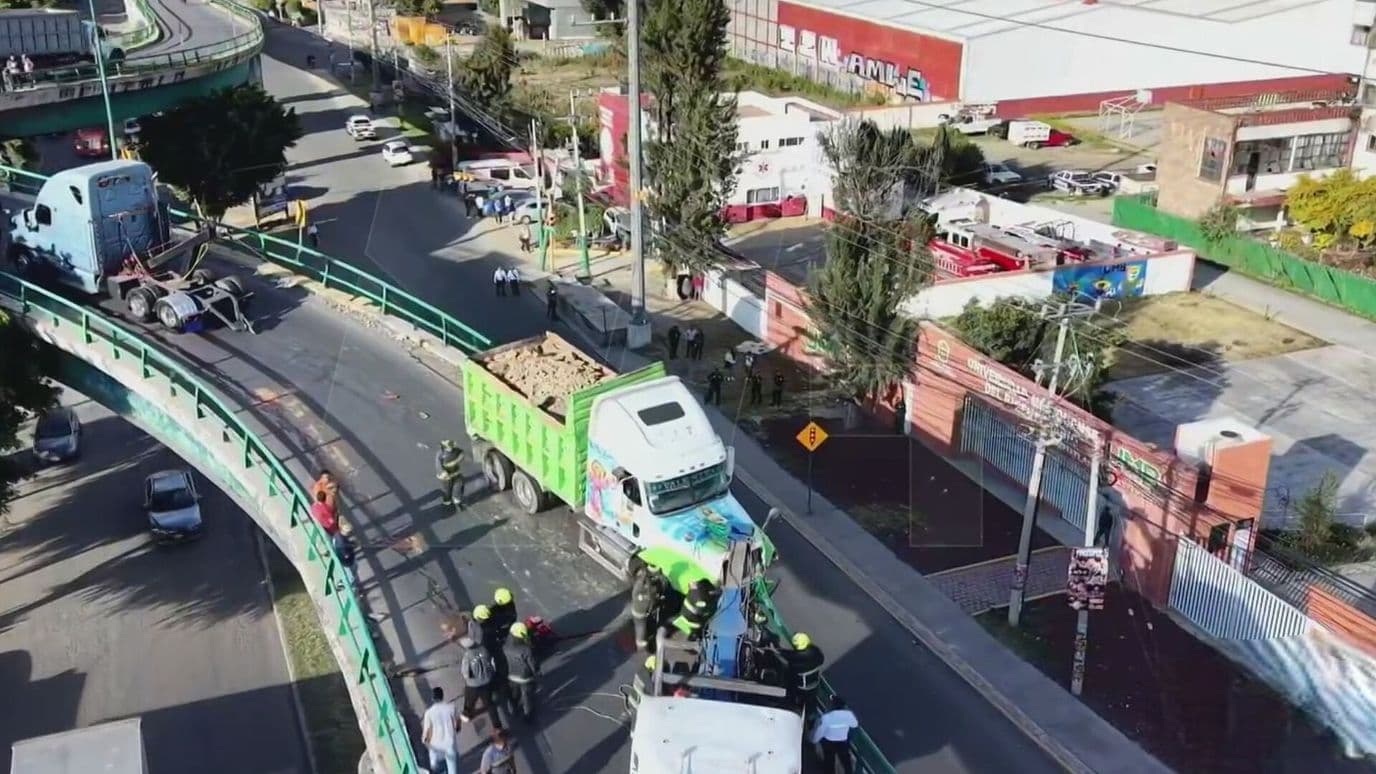 Así se Ve desde el Aire el Rescate del Camión a Punto de Caer de Puente en el Edomex