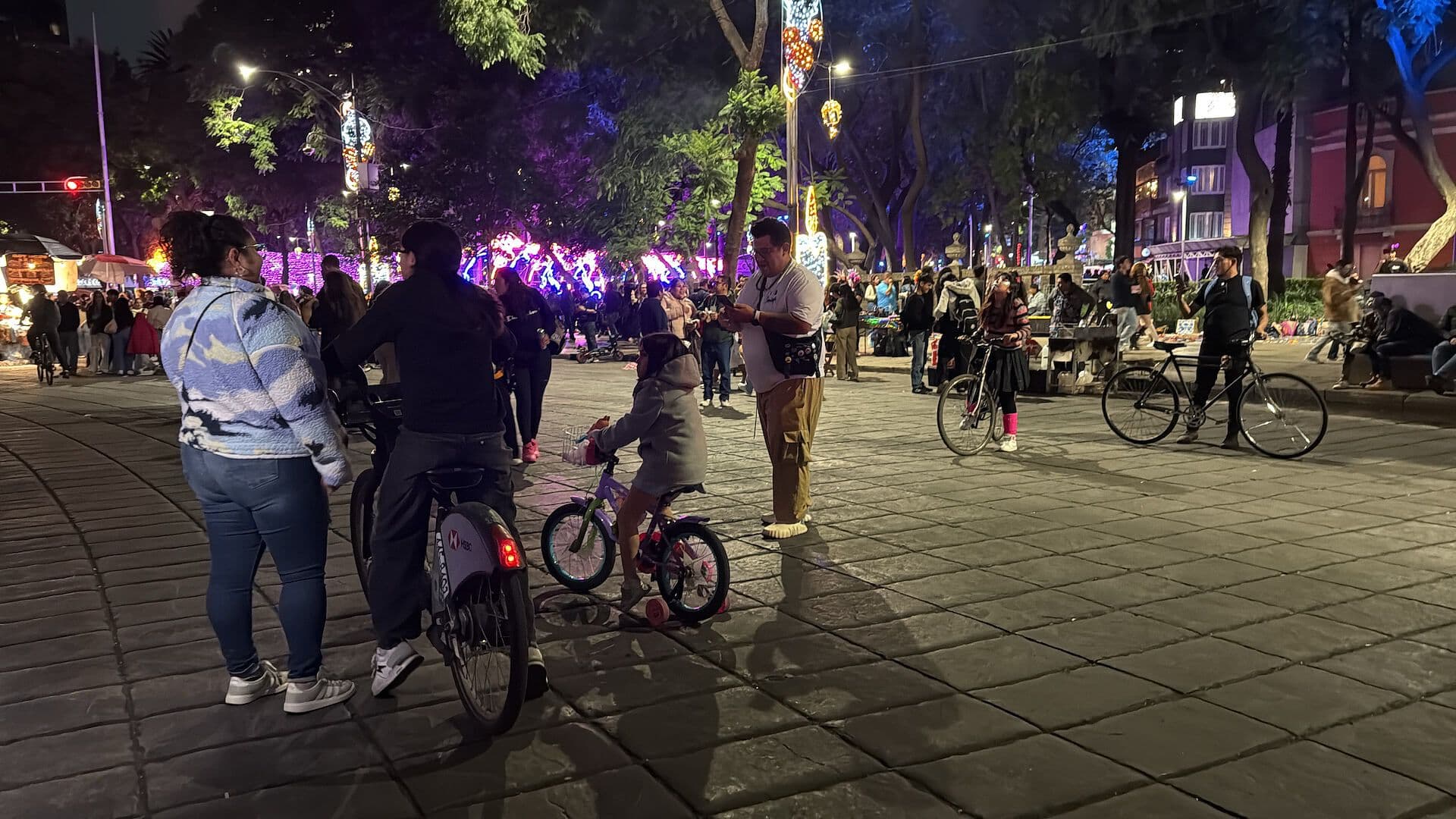 Paseo Nocturno de Día de Muertos Llena de Disfraces Paseo de la Reforma en CDMX
