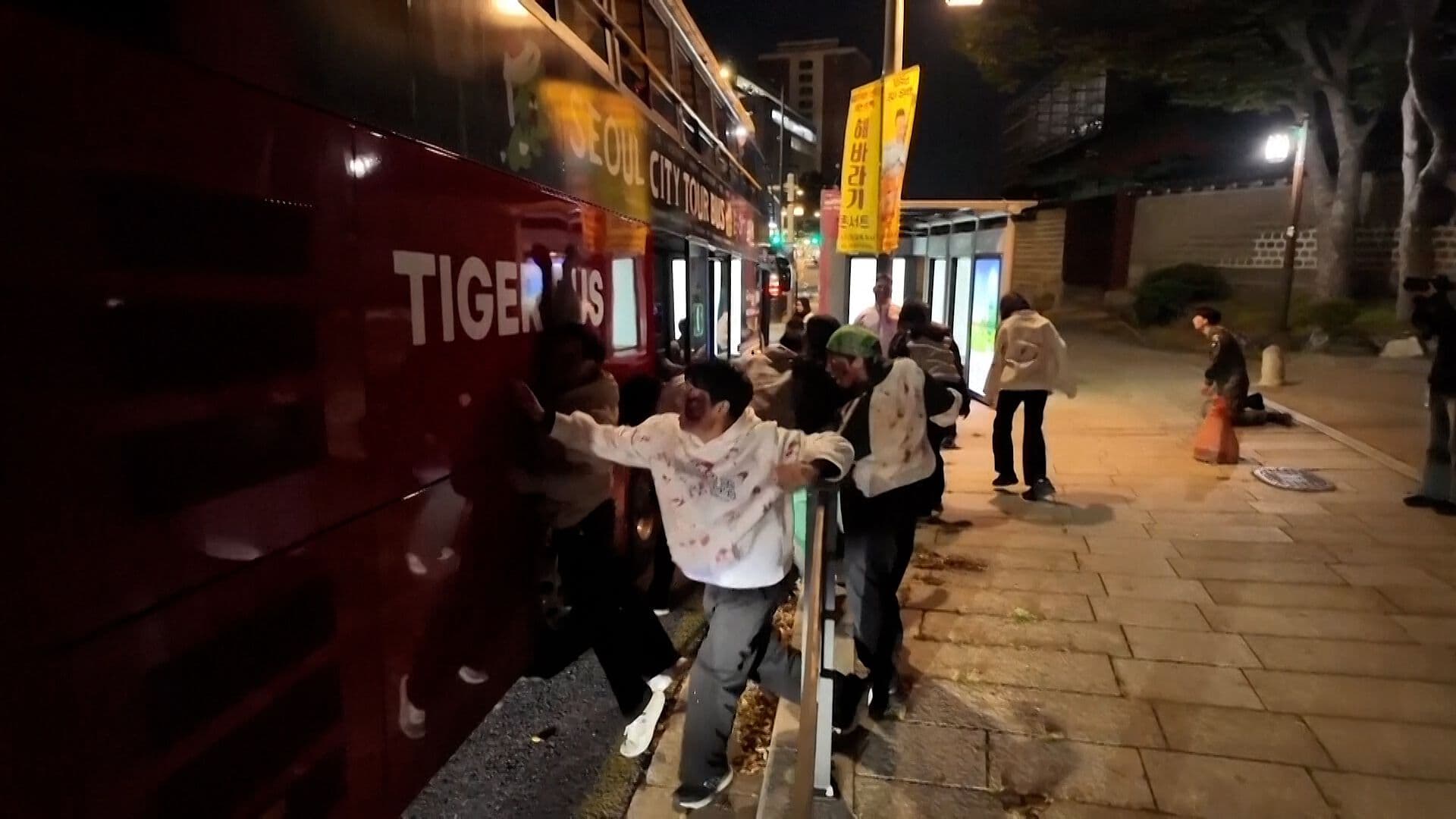 'Zombis' Sorprenden a Pasajeros de Autobús Turístico