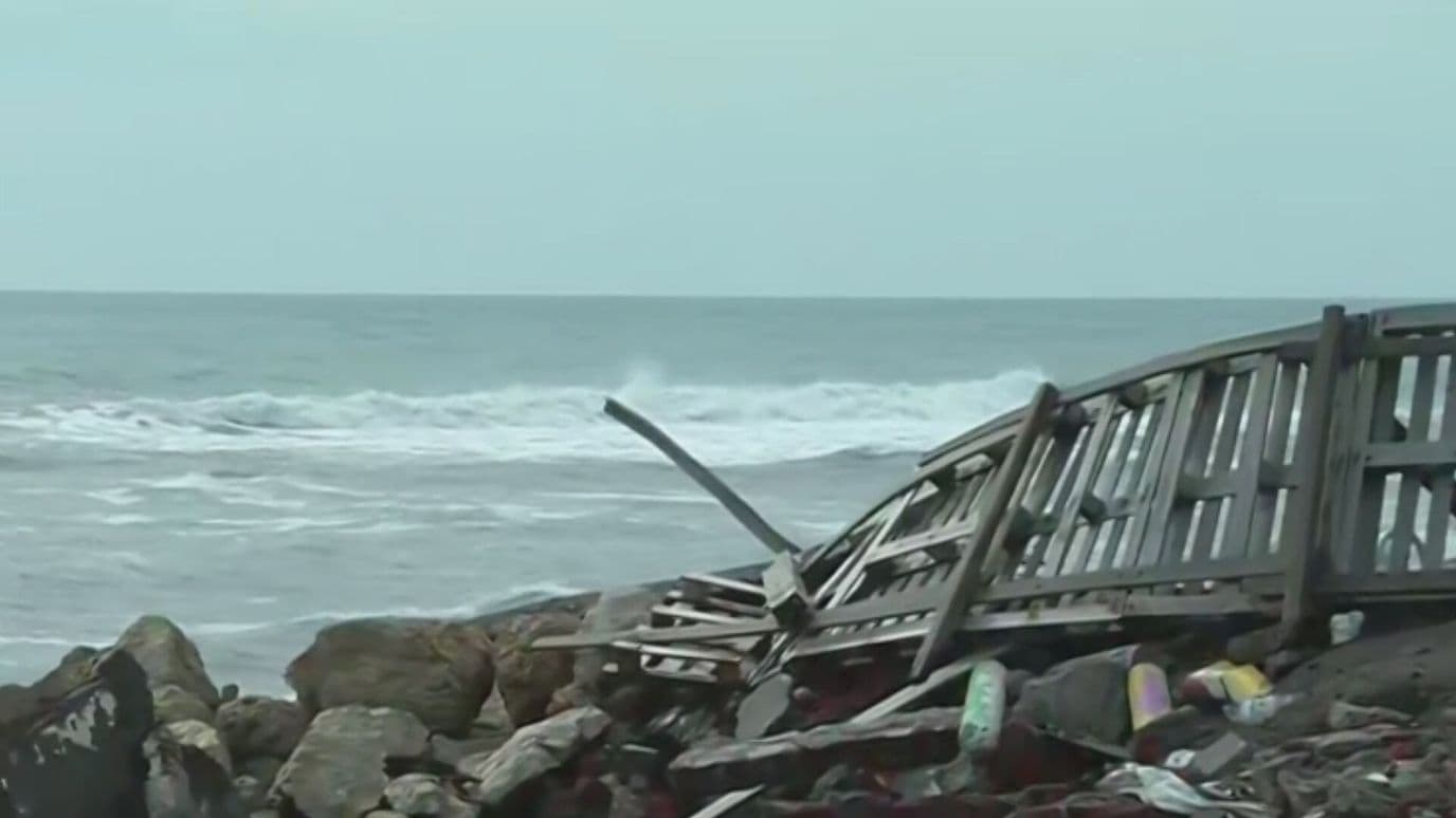 Vance Golpea Malecón de Playa en Colima