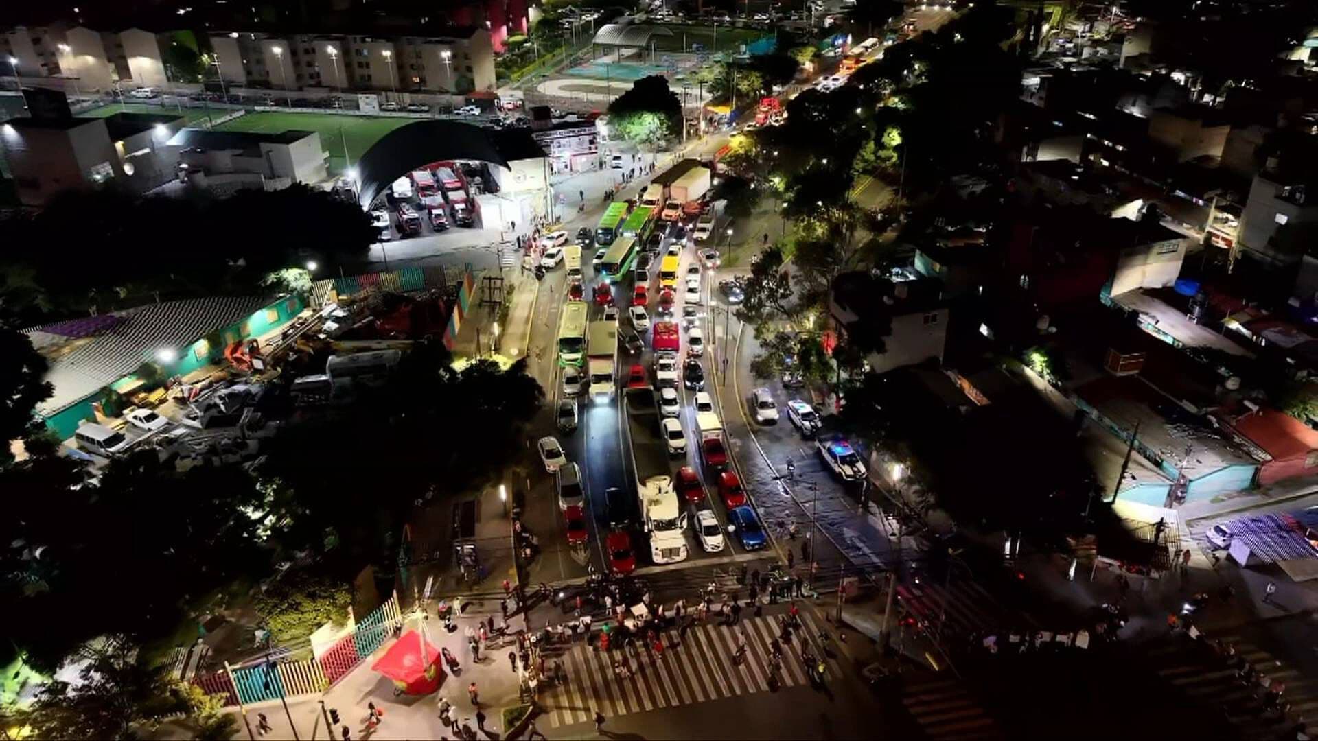 Vecinos Bloquean Periférico y Eje 5 Oriente en Iztapalapa por Agua Contaminada