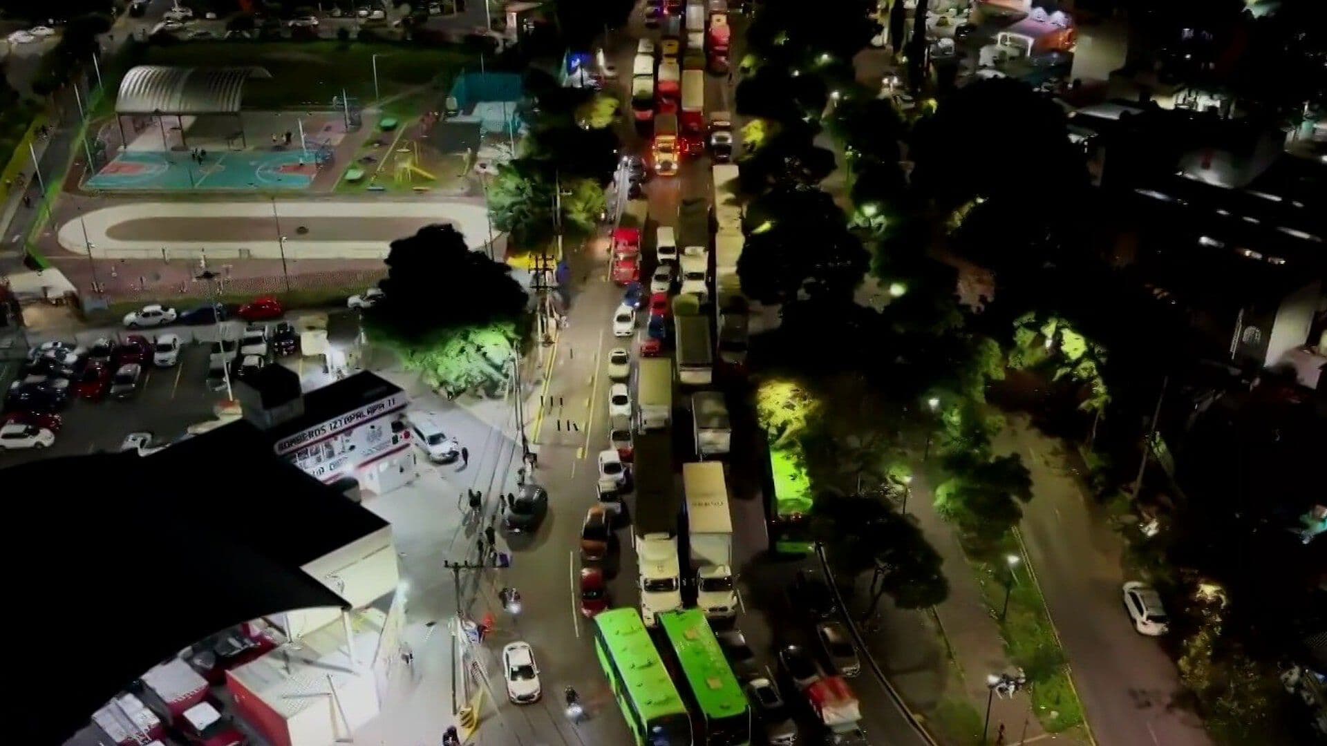 'Sale con Gusanos': Vecinos Denuncian que Agua Llega Sucia a Iztapalapa, CDMX