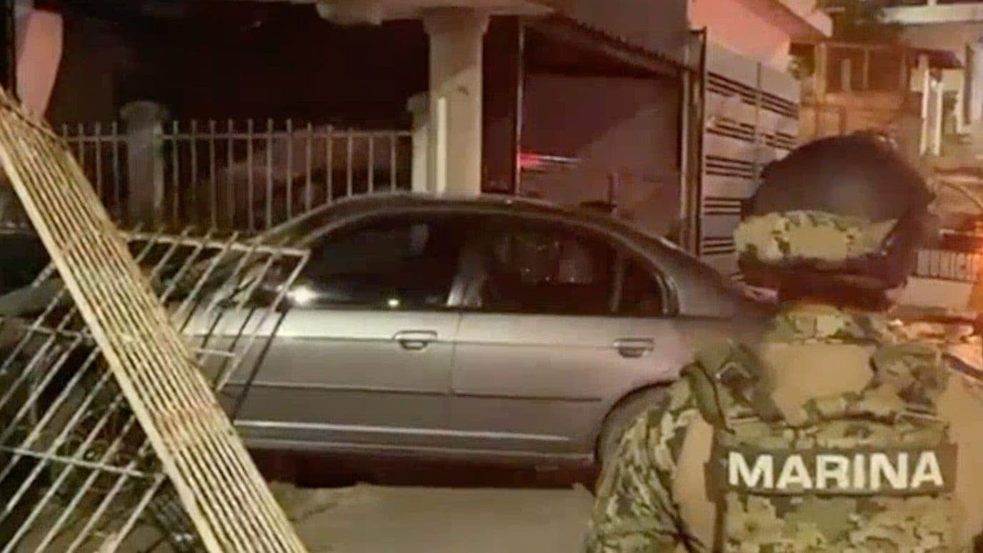 Conductor Abandona Automóvil al Terminar Dentro de una Vivienda en Tuxpan