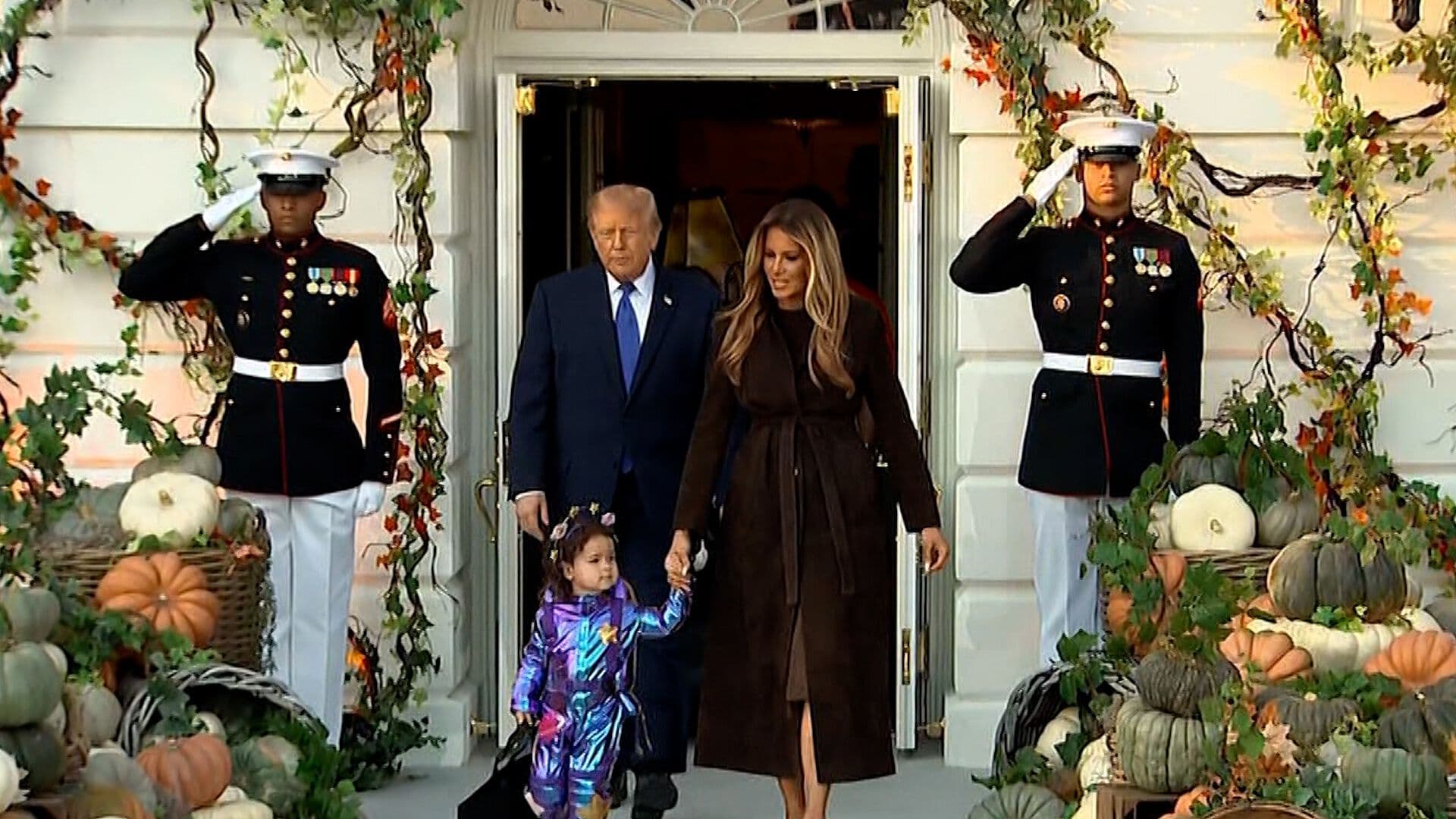 Donald Trump Celebra el Halloween con Niños en la Casa Blanca