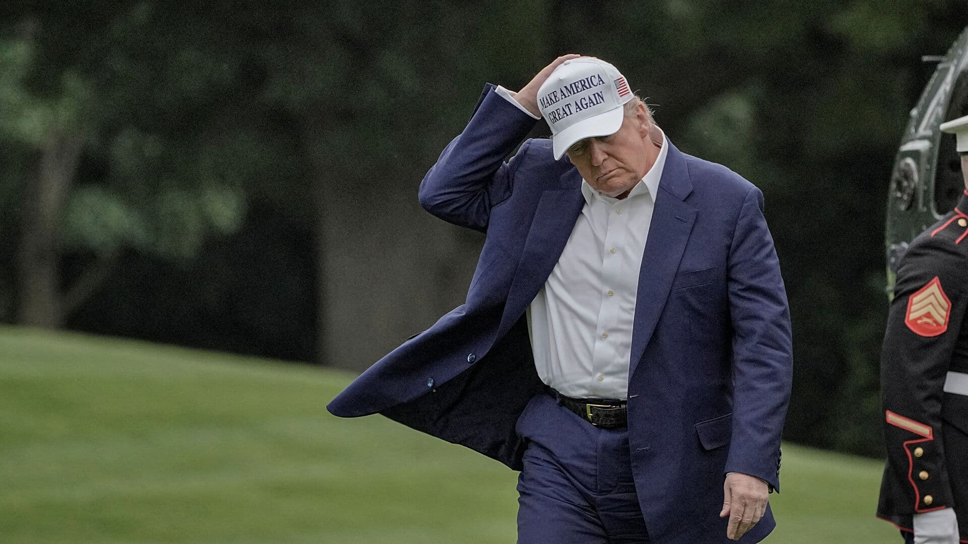 Segundo Mandato de Trump enfrenta una Aprobación del 33% en Víspera de Elecciones