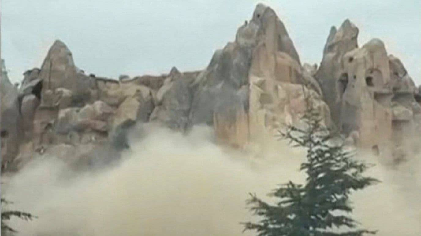 Suman Tres Muertos tras Derrumbe de Rocas en Balneario de Capadocia, Turquía