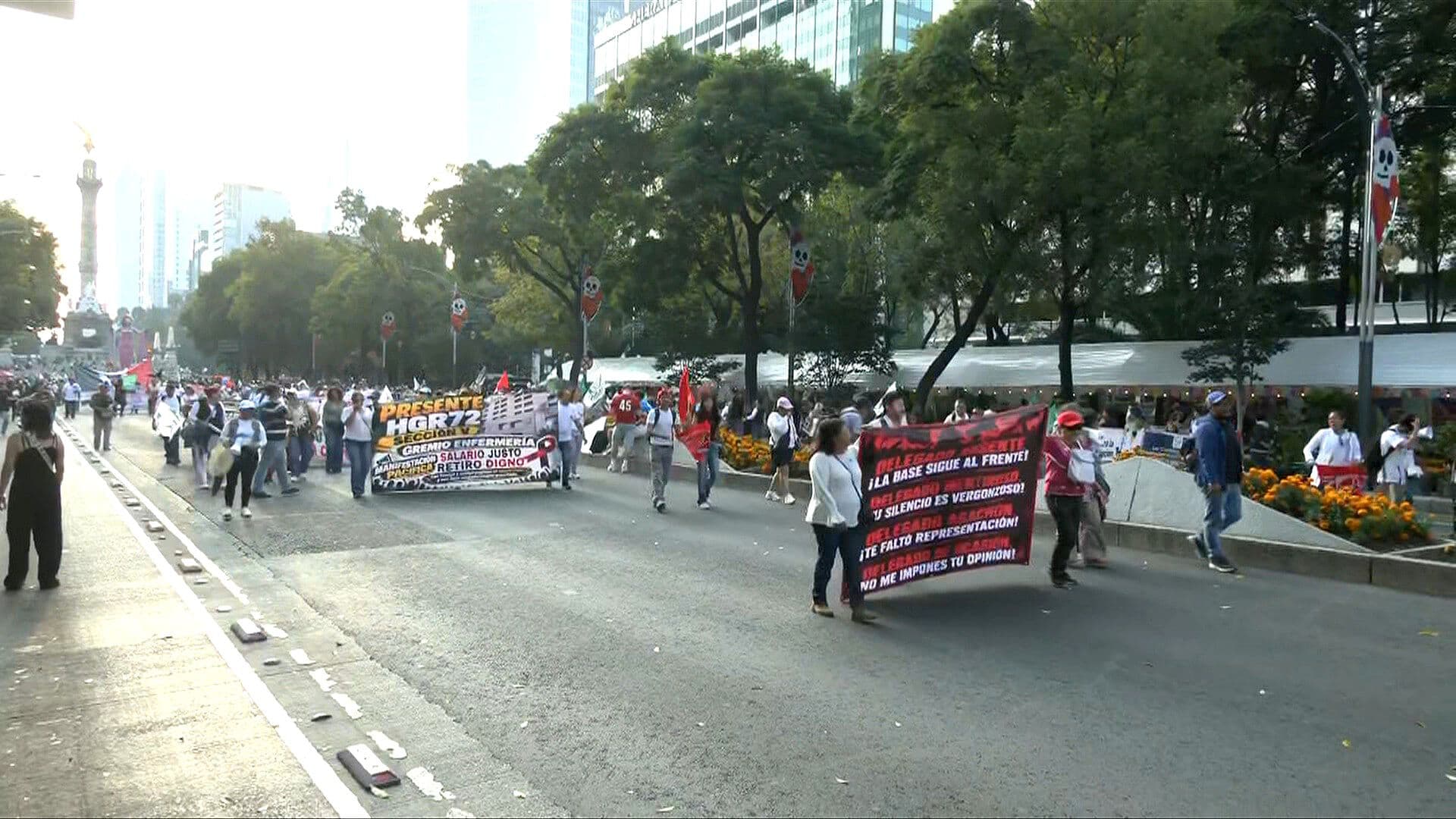 Trabajadores del IMSS Toman Todos los Carriles de Reforma; Exigen Aumento del 10%