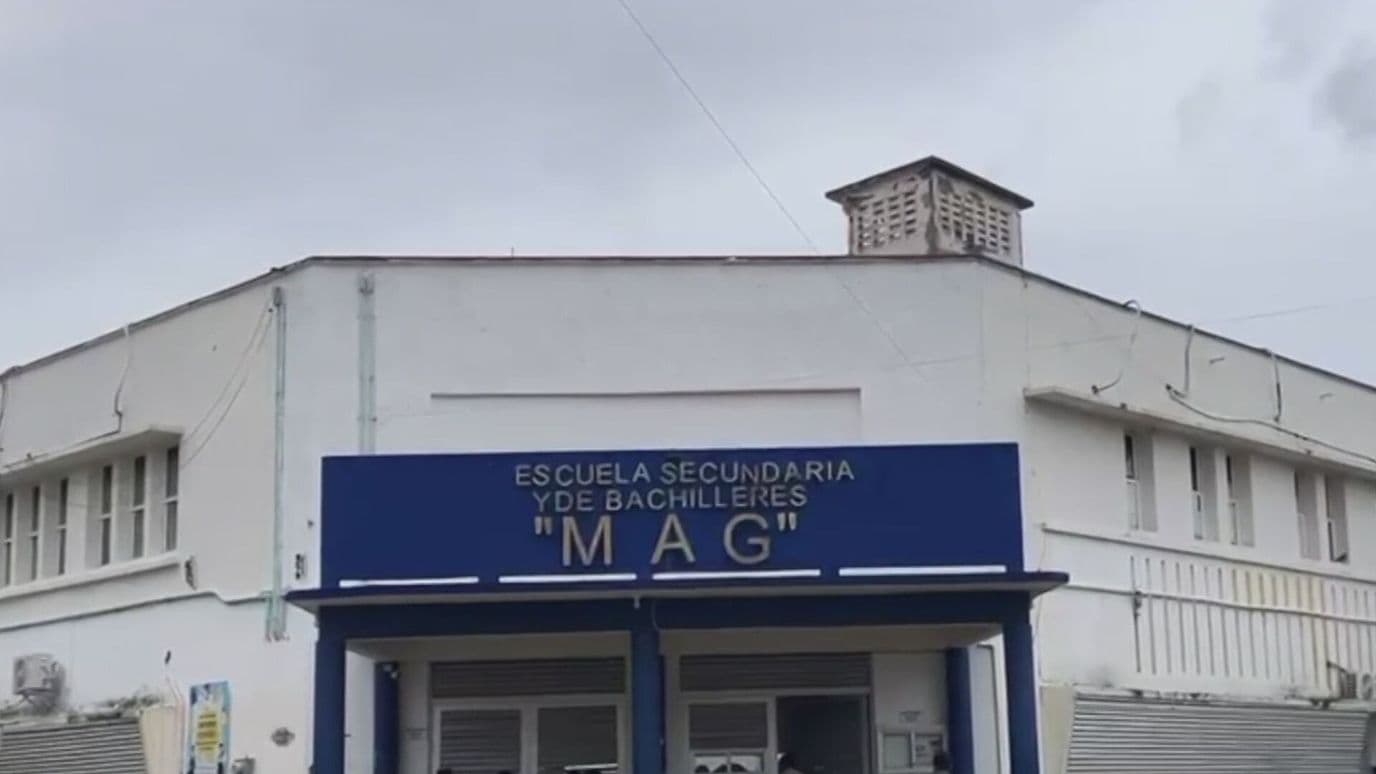 Cae Pedazo de Techo sobre Alumna de Secundaria en Coatzacoalcos, Veracruz