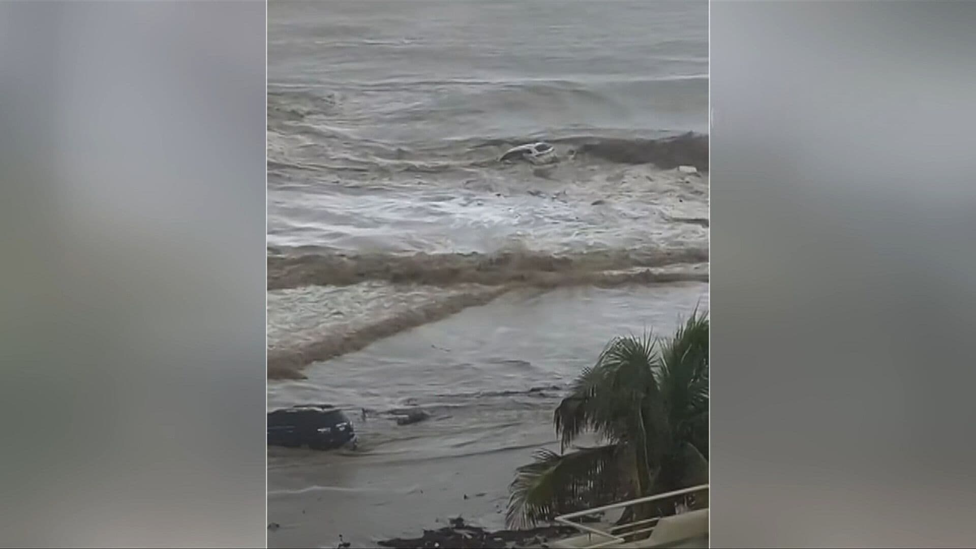 Video: Autos y Camionetas son Arrastradas Hacia el Mar por Inundaciones en Baja California