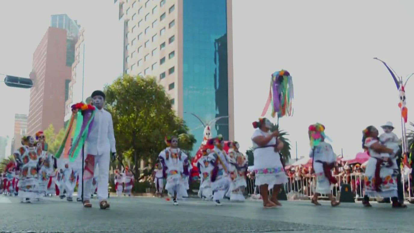 Catrines, Catrinas y Folklore Mexicano Llenan de Color el Desfile de Día de Muertos