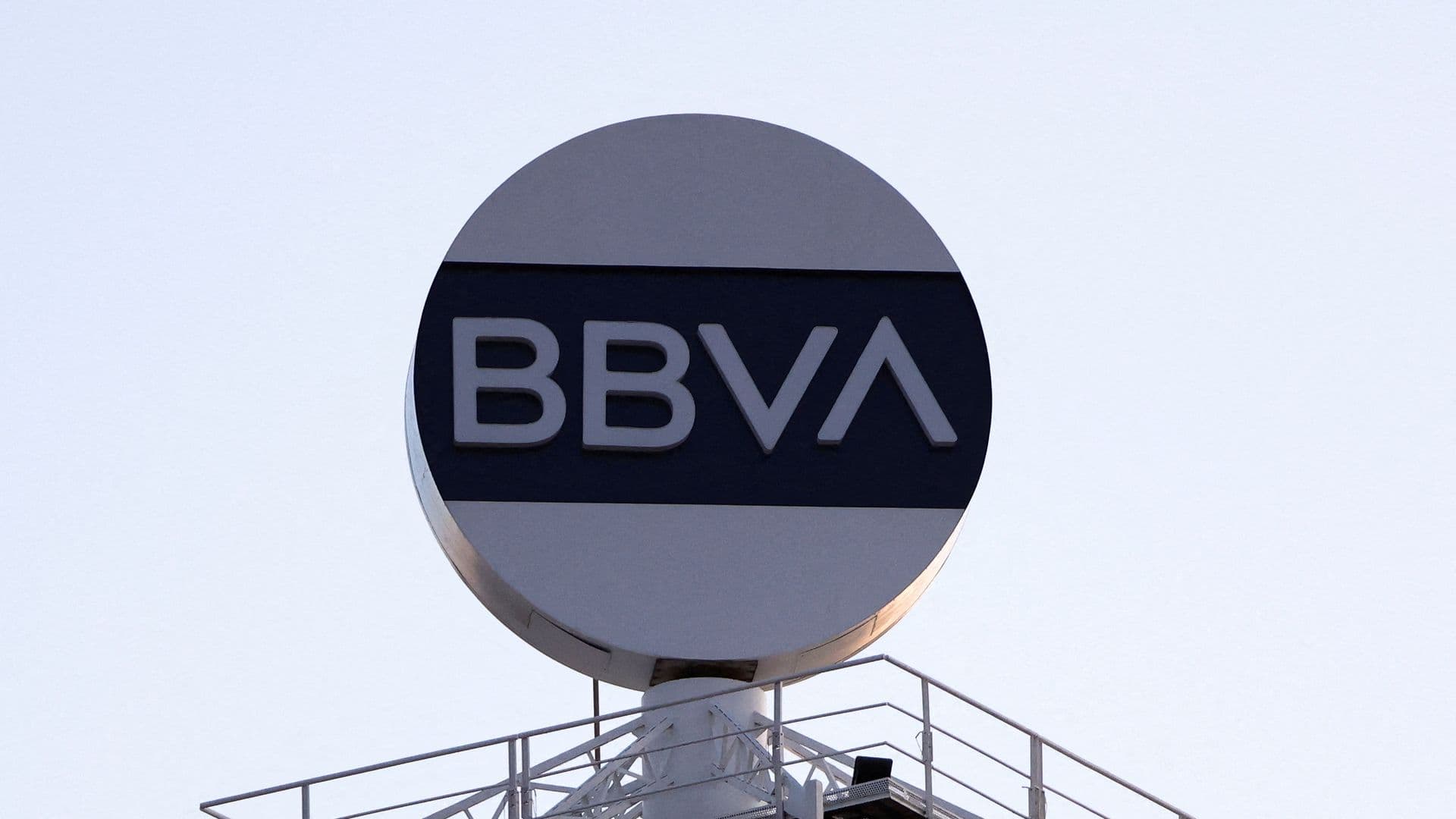 El logotipo del banco BBVA se muestra en Barcelona, España. Foto: Reuters