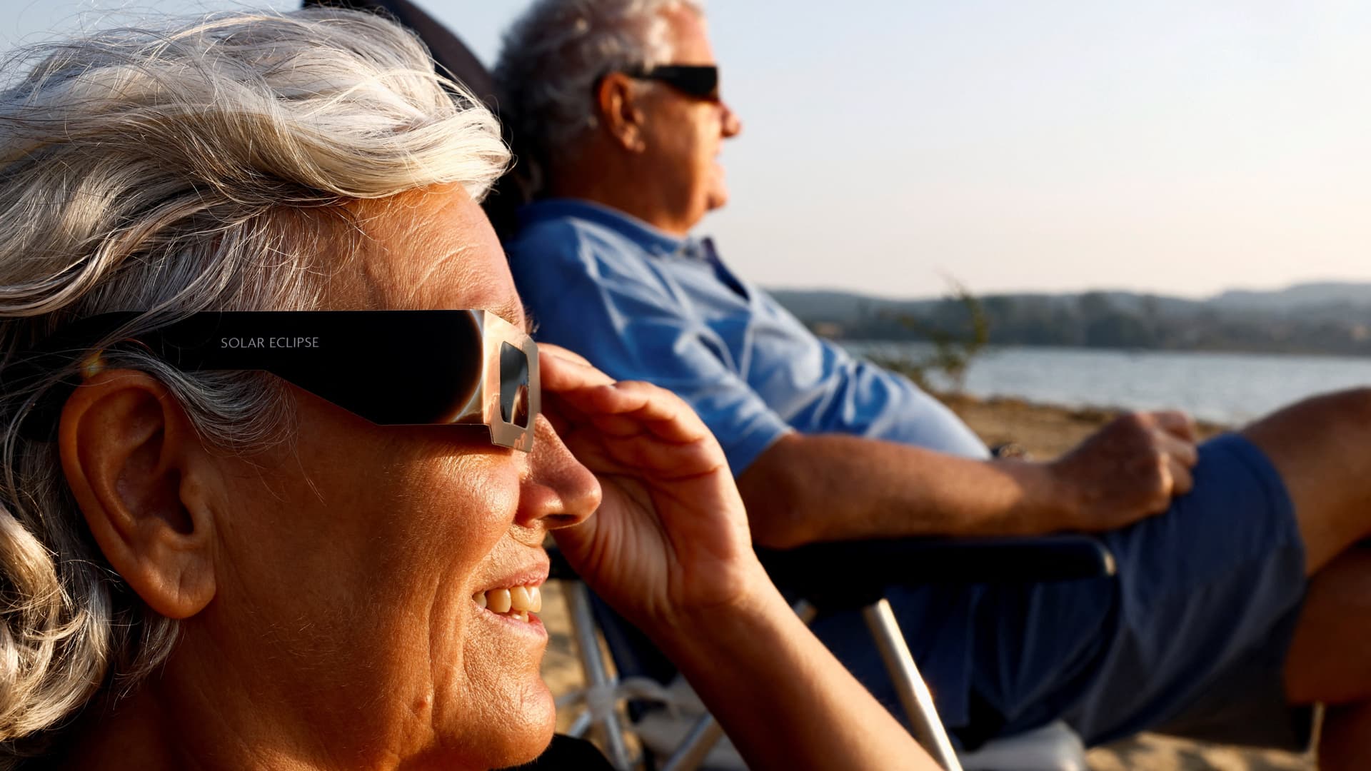 Pareja con gafas especiales