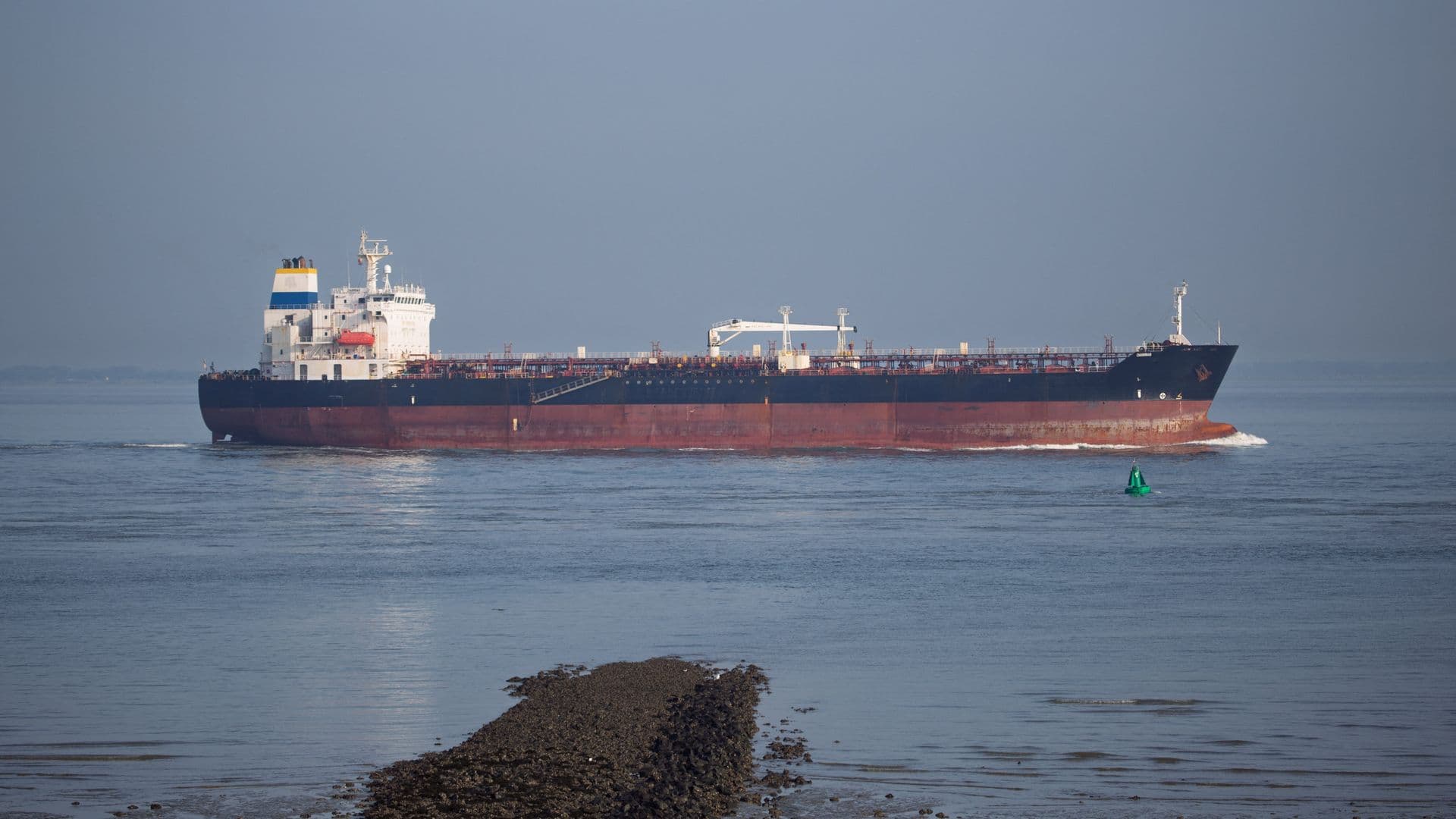 Petróleo Supera los 100 Dólares por Barril por Primera Vez desde Finales de Julio