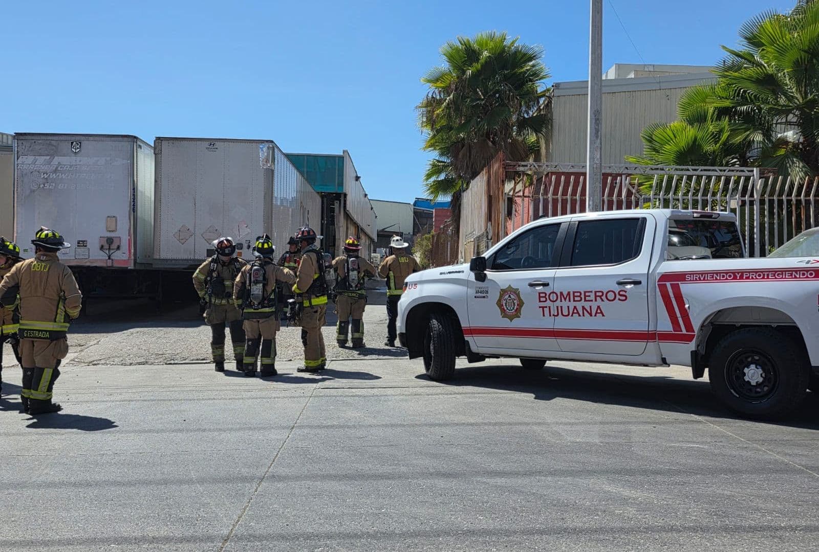 Bomberos Atienden Fuga de Ácido Nítrico Tras Incendio en Fábrica de Tijuana