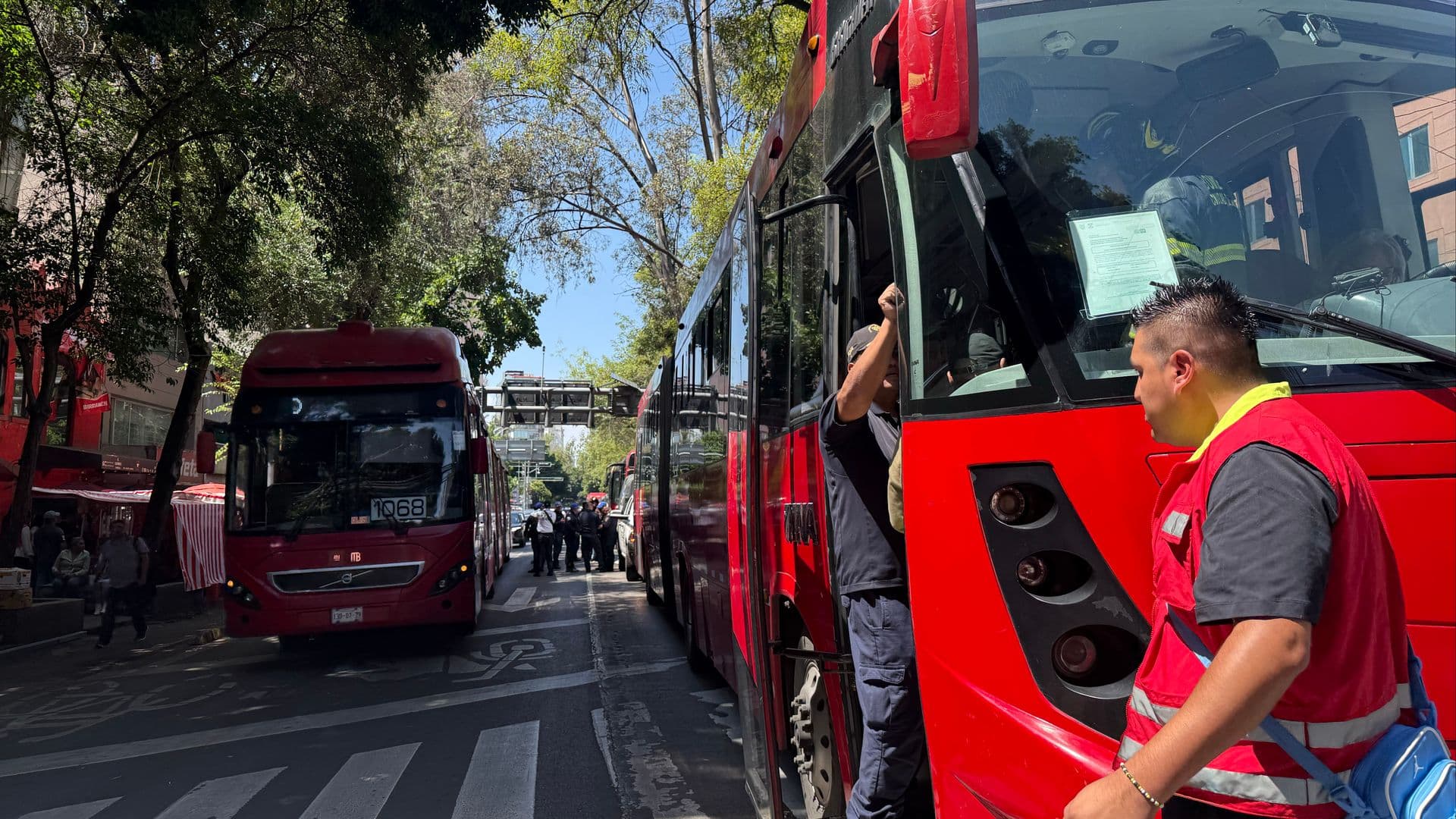 Choque entre 2 Unidades del Metrobús CDMX Deja 16 Heridos en la Roma