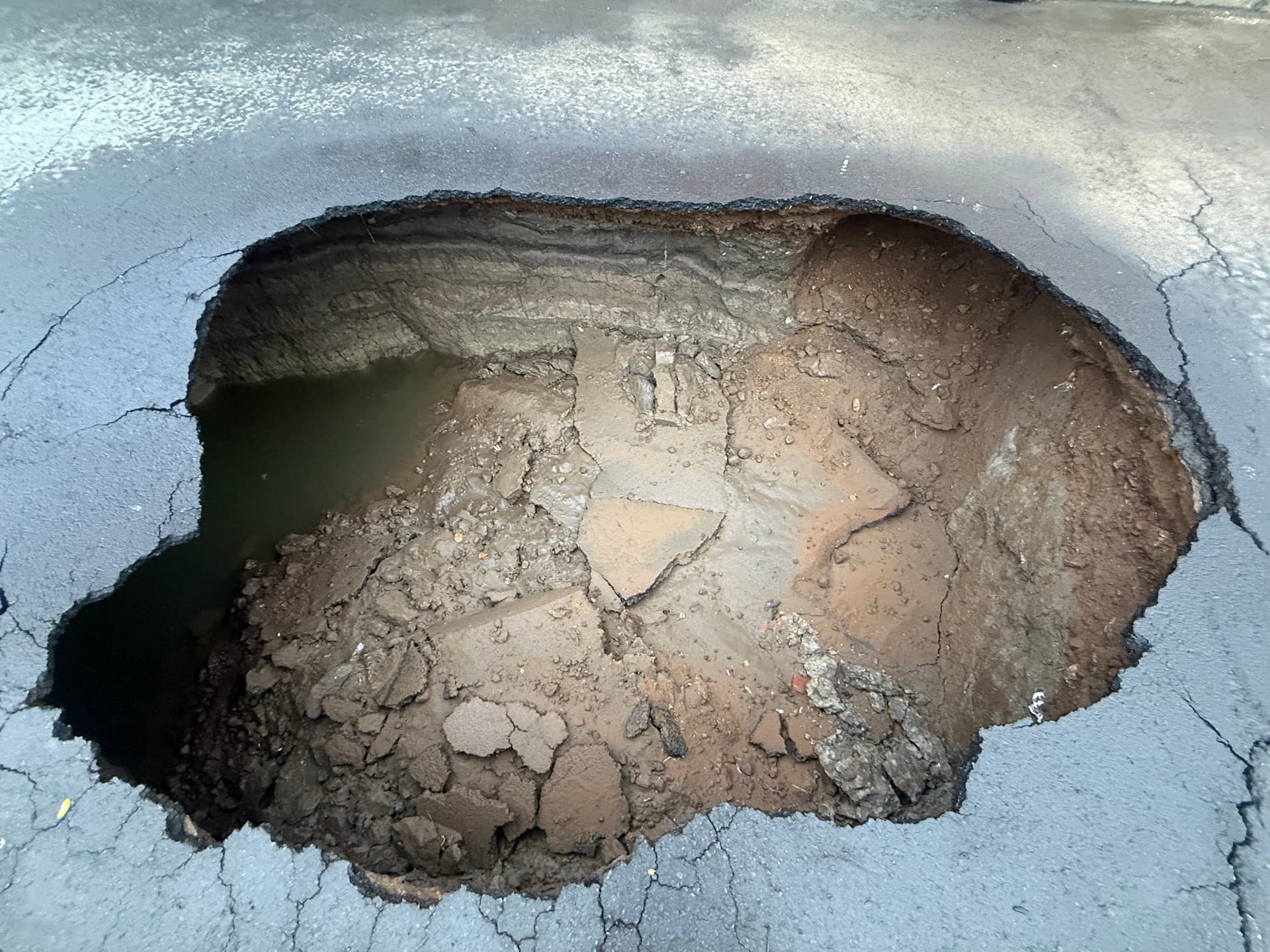 Video del Mega Socavón en Nezahualcóyotl Hoy: ¿Dónde Está el Enorme Agujero que Cerró la Calle?