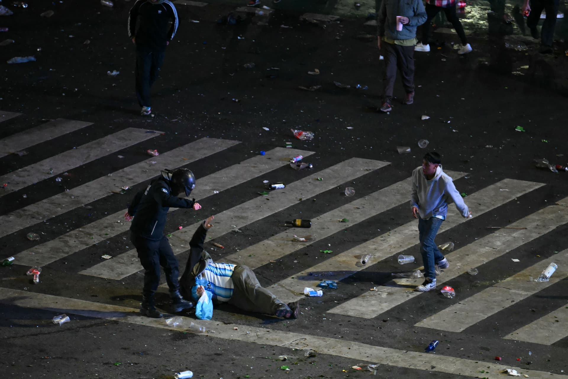 Policía se enfrenta a aficionados. Foto: AFP