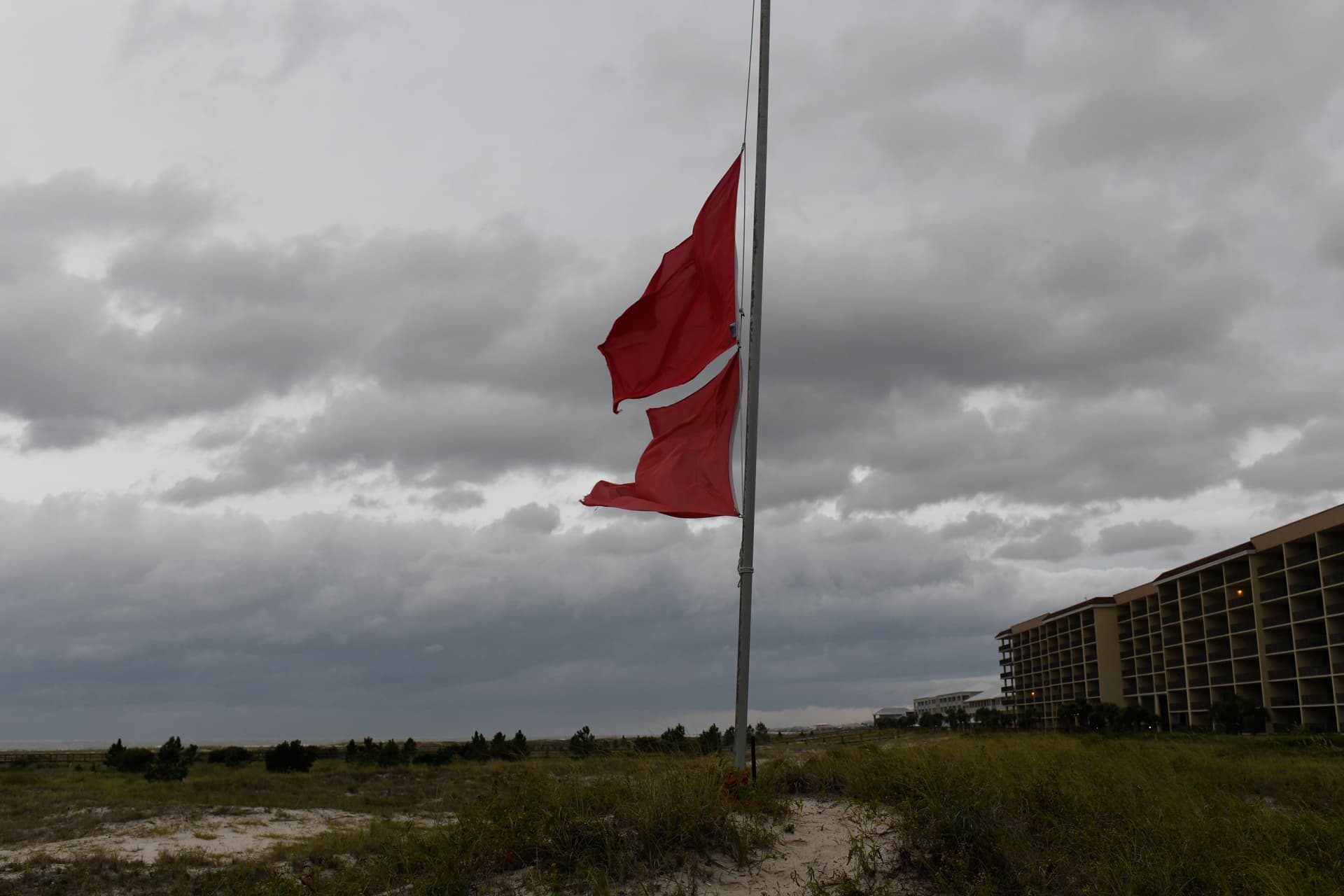 Bandera roja en playa de Alabama debido al huracán Isaias, el 9 de octubre 2026.