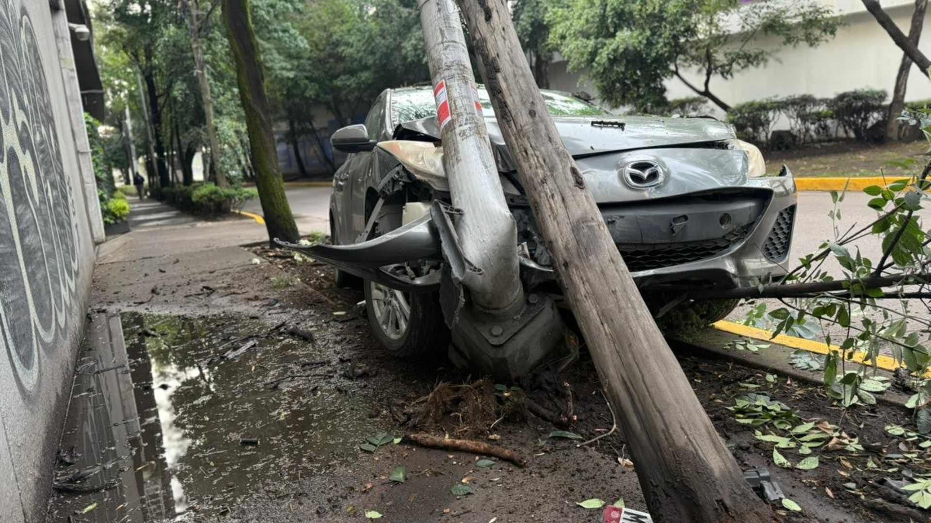 Abandonan Auto Tras Choque contra Árbol en Alcaldía Benito Juárez, CDMX