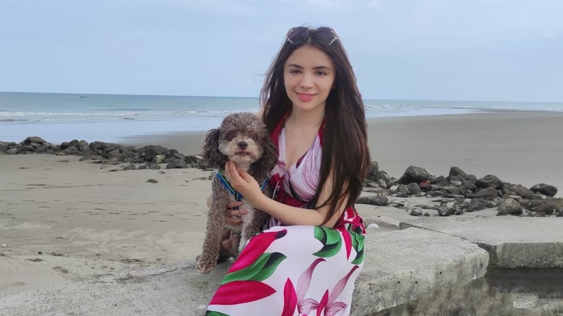 La abogada Lenny Fernández junto con su perrito Salomón.