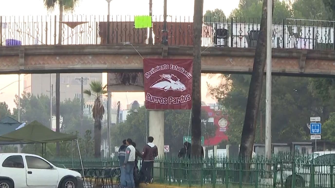 Alumnos Mantienen Plantón y Bloqueo en bulevar de Saltillo, Coahuila