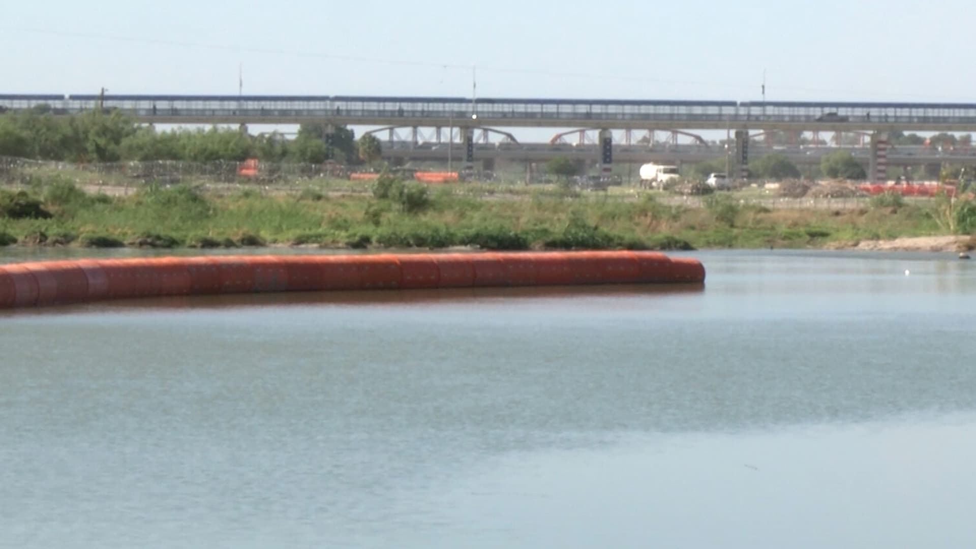 Autoridades Estadounidenses Continúan la Instalación de Boyas Flotantes en Río Bravo