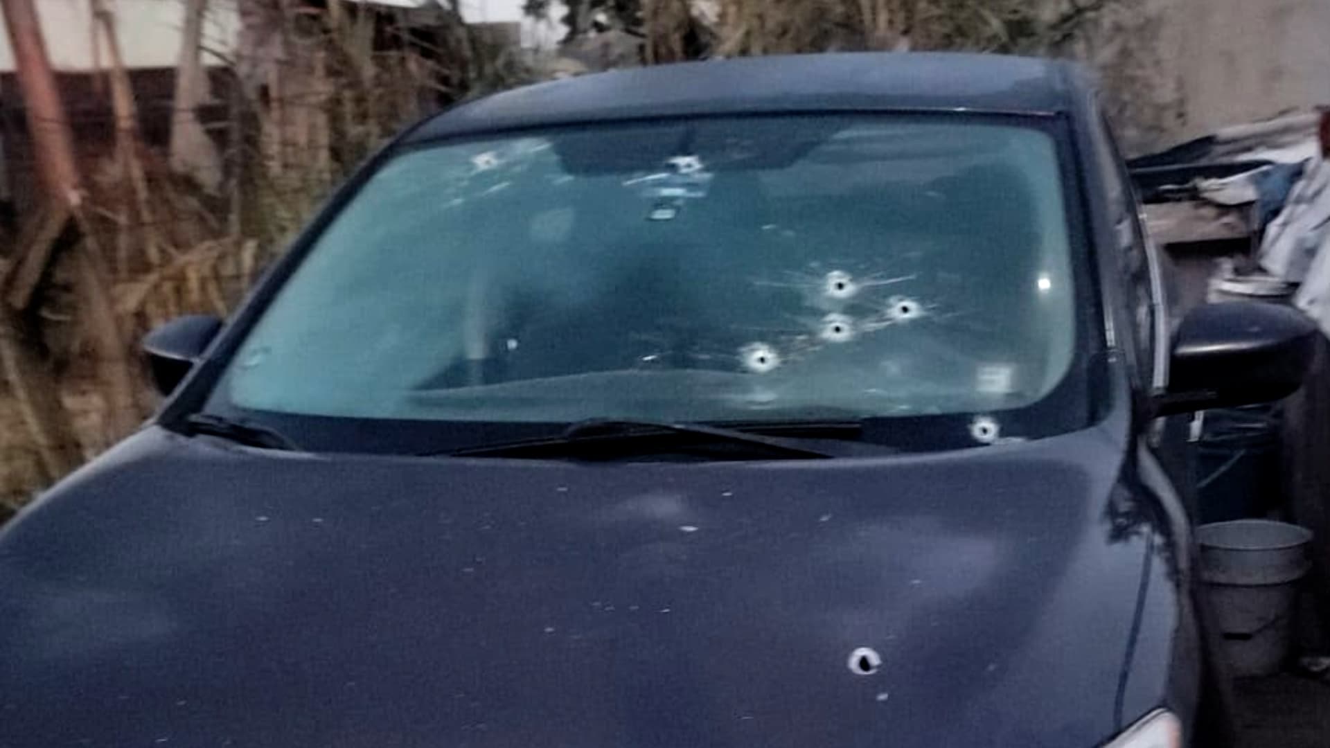 Vehículo asegurado con impactos de bala en la colonia Granjas del Gallo