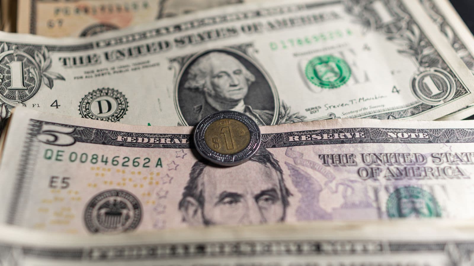 Peso Mexicano Supera las 18 Unidades por Dólar por Primera Vez desde Marzo