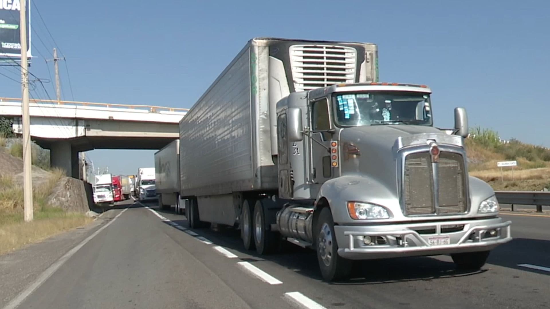 Cierran Carretera Silao - San Felipe Por Choque Entre Tres Tráileres; Usa Vías Alternas