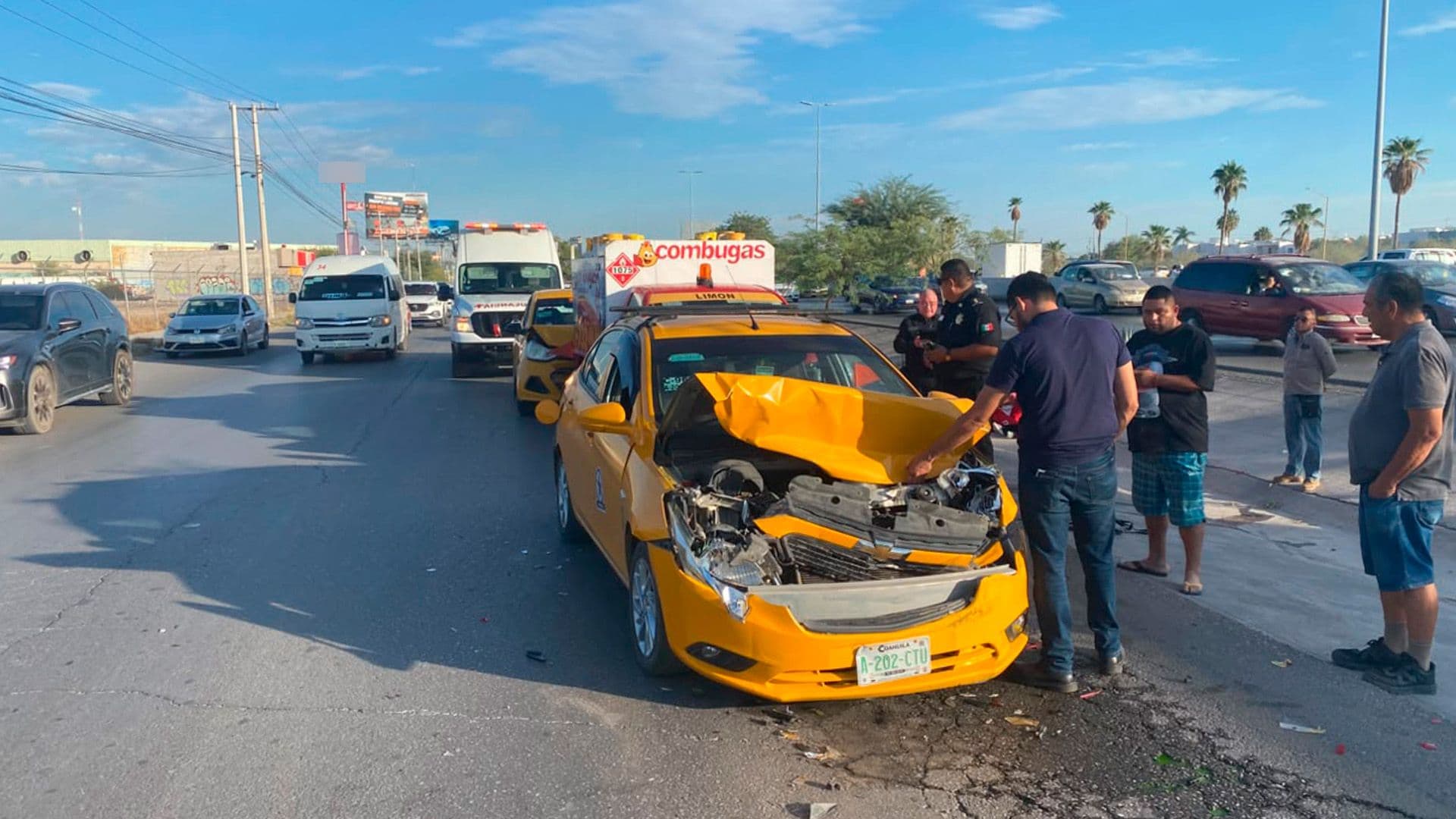 El accidente fue provocado por una camioneta repartidora de gas la cual presuntamente impacto a tres vehículos