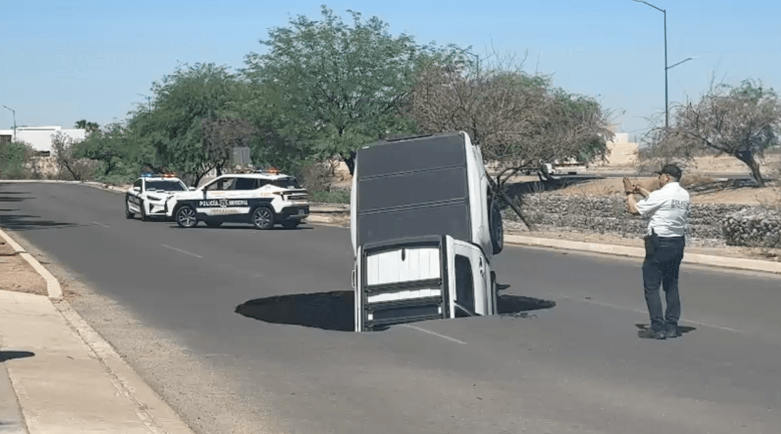 Cae Camioneta en Socavón en Hermosillo