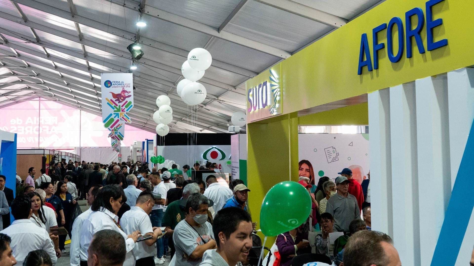Personas en Feria de Afores. Cambio de Afore en Menos de Un Año.