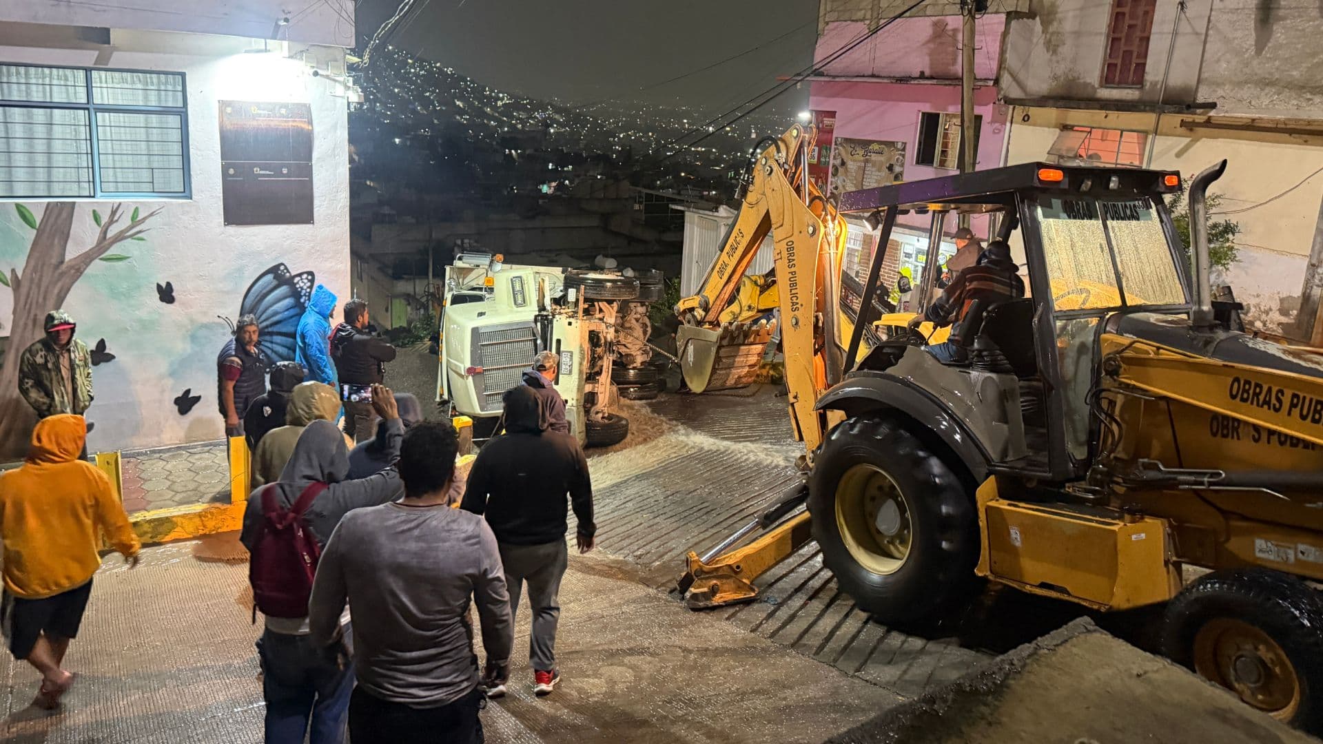 Camión de Carga Vuelca al Intentar Subir Pendiente en Ecatepec, Edomex