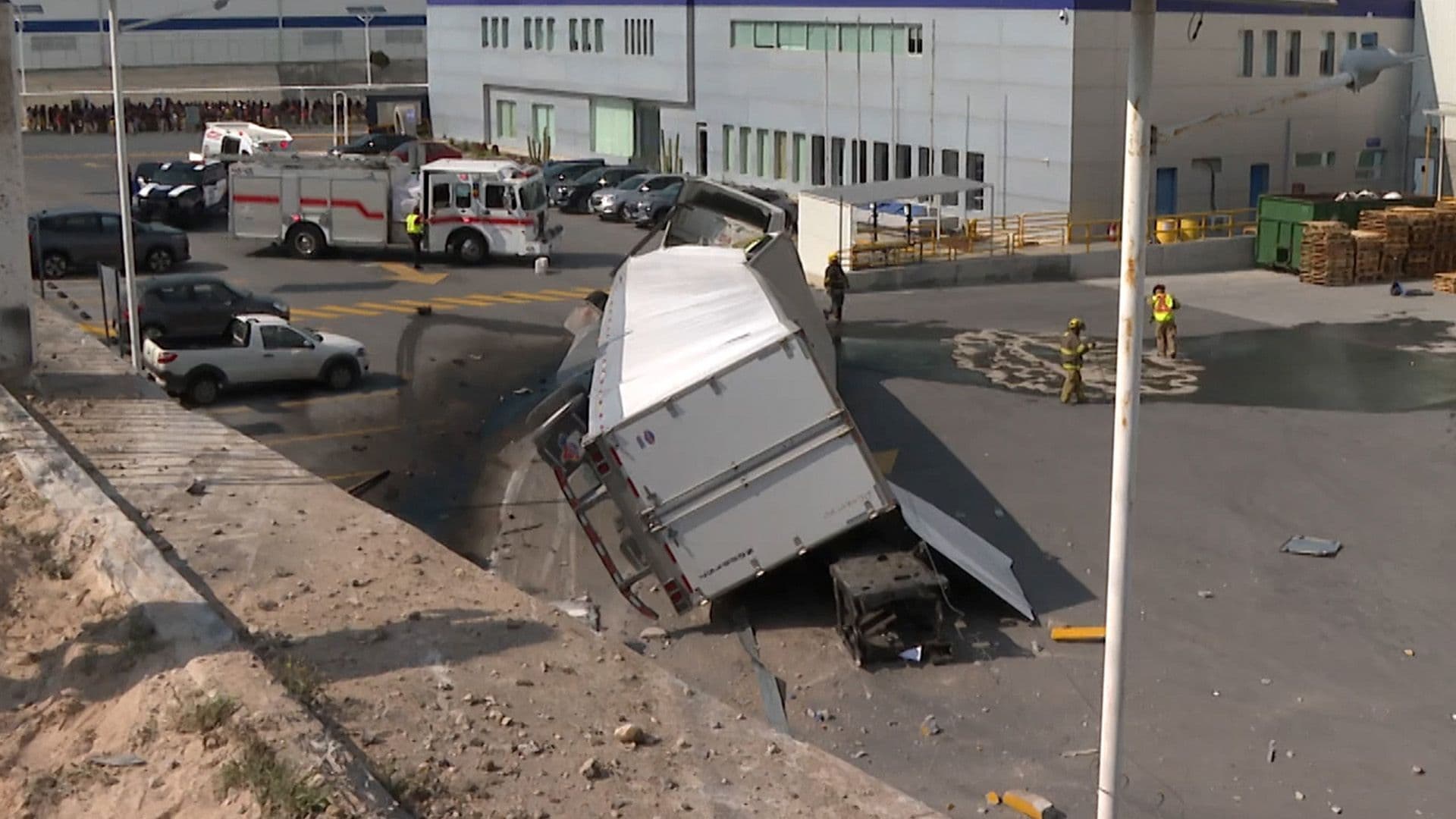 Camión de Carga Cae al Patio de una Empresa en Ramos Arizpe