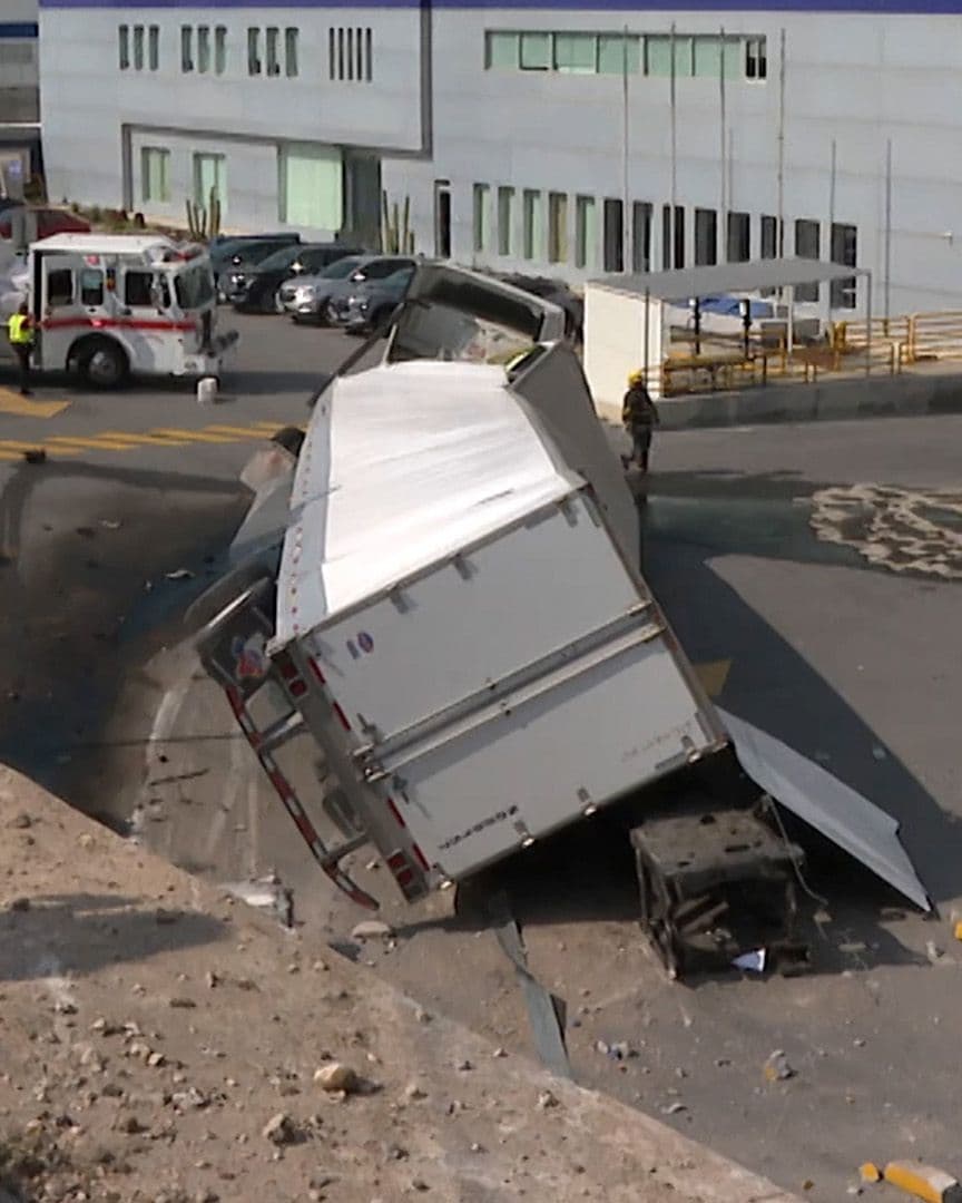 Camión de Carga Cae al Patio de una Empresa en Ramos Arizpe