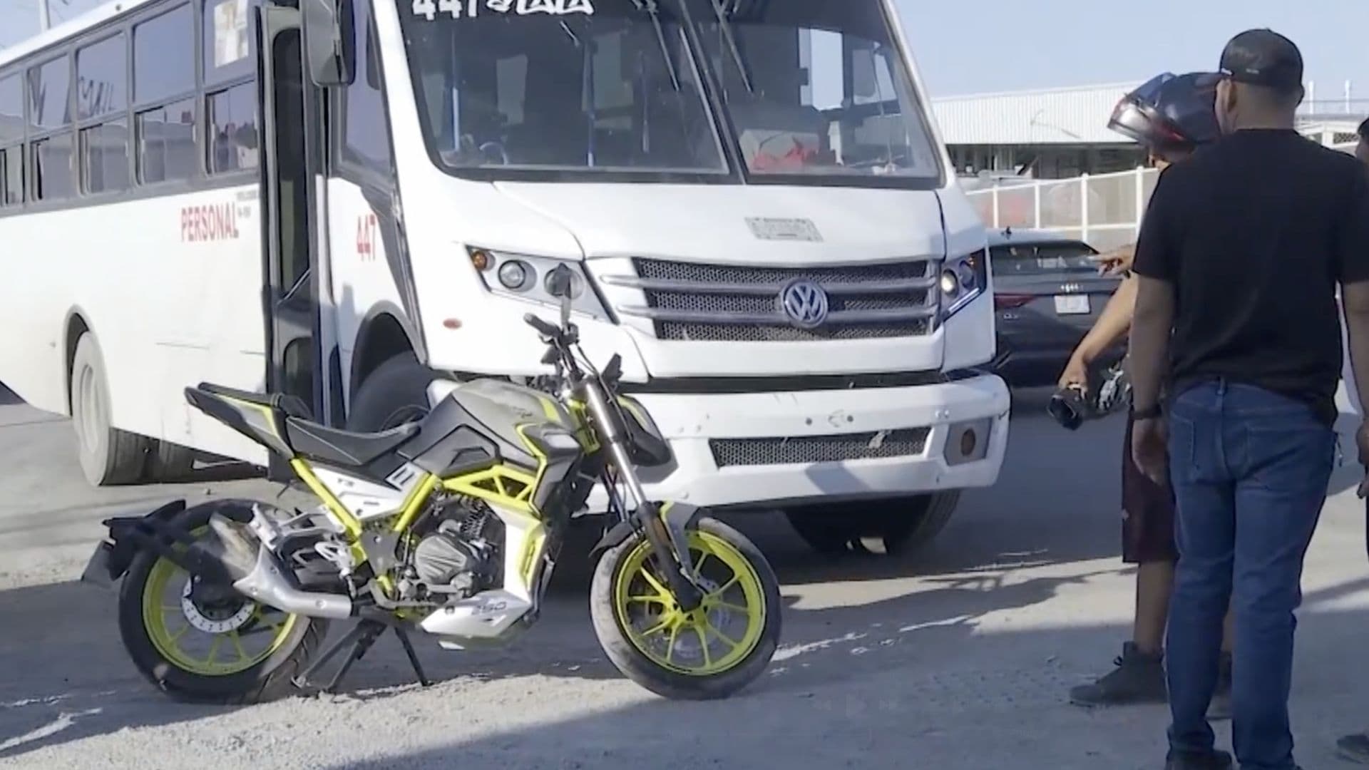 Motociclista Lesionada Luego de Ser Arrollada por Camión de Personal en Torreón