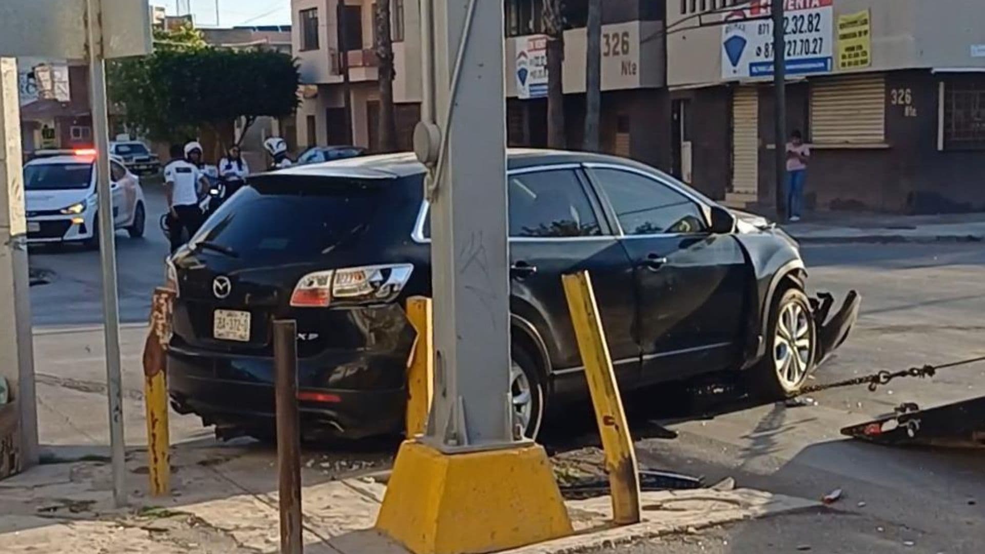 Camioneta Choca Contra Poste de Concreto tras Accidente en el Centro de Torreón