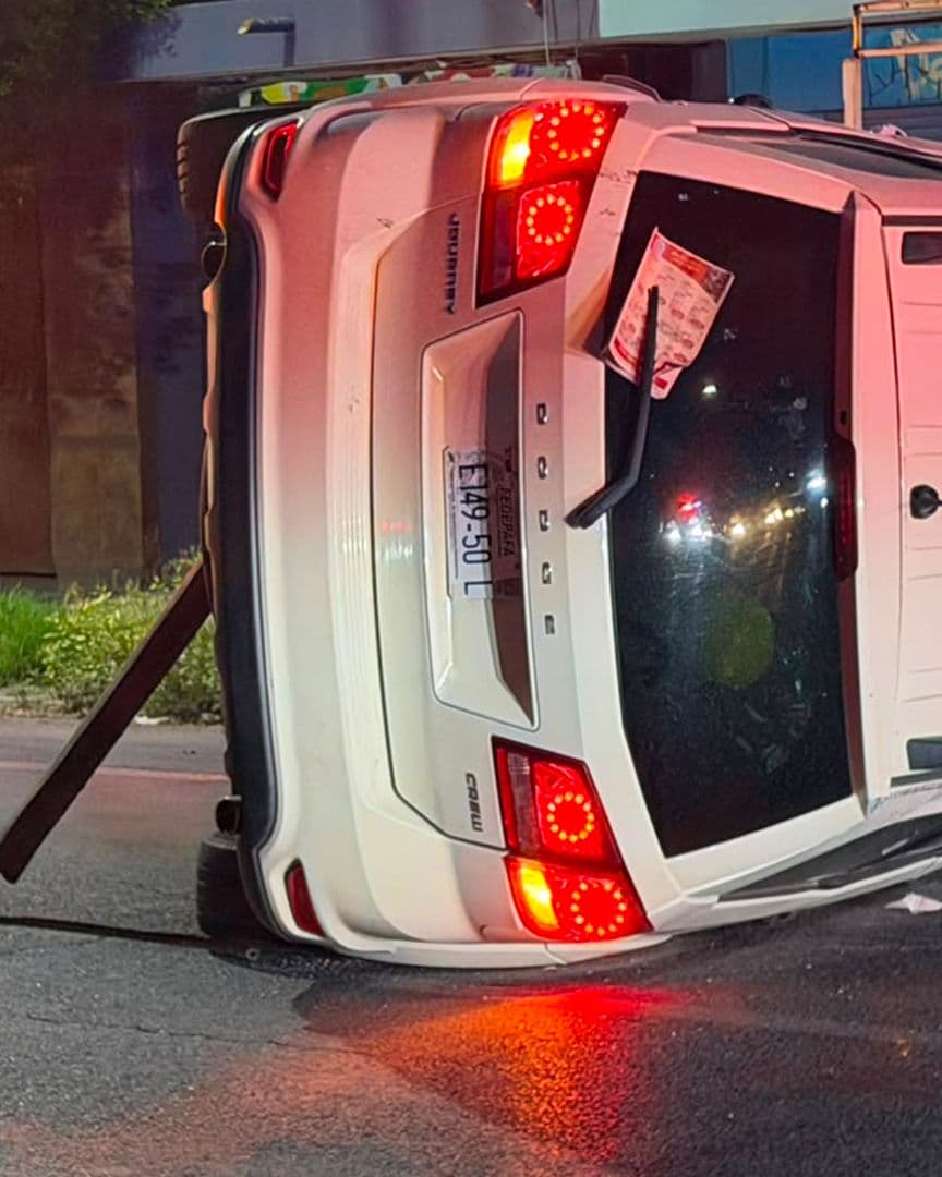 Camioneta Vuelca Luego de Accidente al Oriente de Torreón