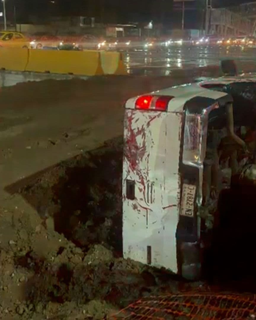 Camioneta Vuelca en Torreón, Coahuila; Conductor Huye del Lugar