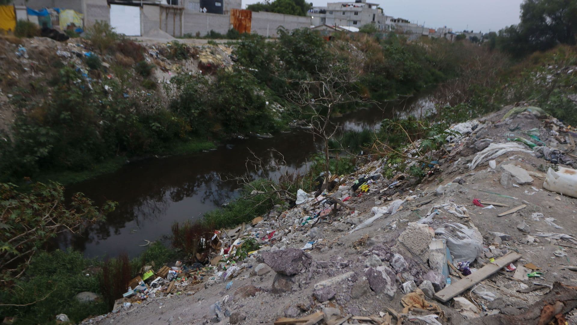 Los 'Canales de la Muerte' Parecen No Tener Fin: Familias Buscan entre Toneladas de Basura