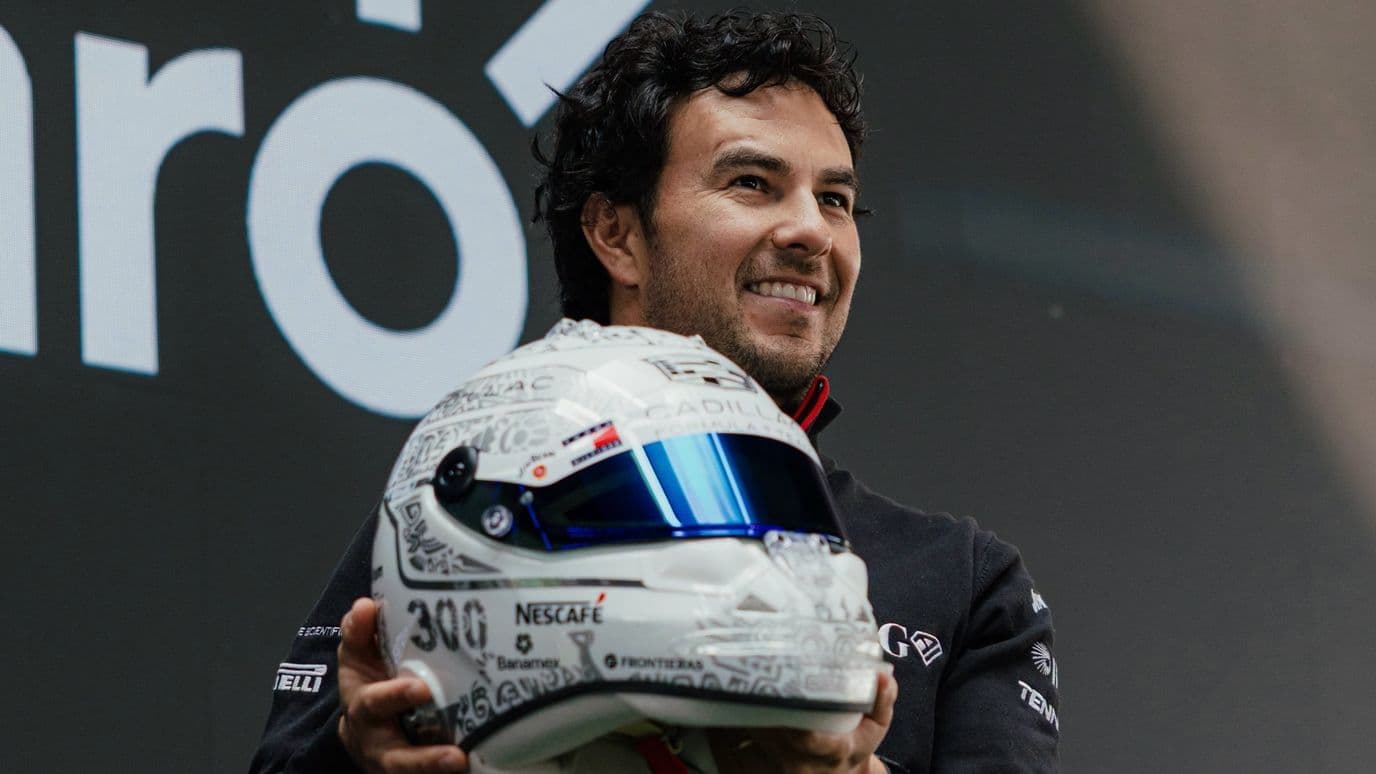 'Checo' Pérez Presenta el Casco que Usará en México por sus 300 Grandes Premios en la F1