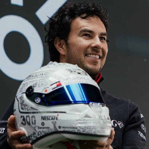 'Checo' Pérez Presenta el Casco que Usará en México por sus 300 Grandes Premios en la F1