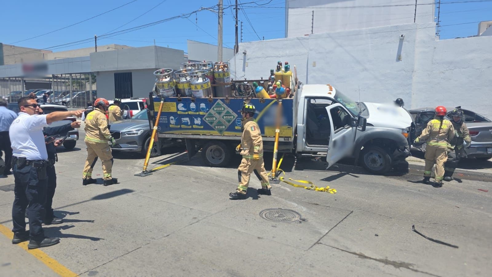 Camión con Químicos Pierde el Control y Causa Carambola de 12 Vehículos en Tijuana