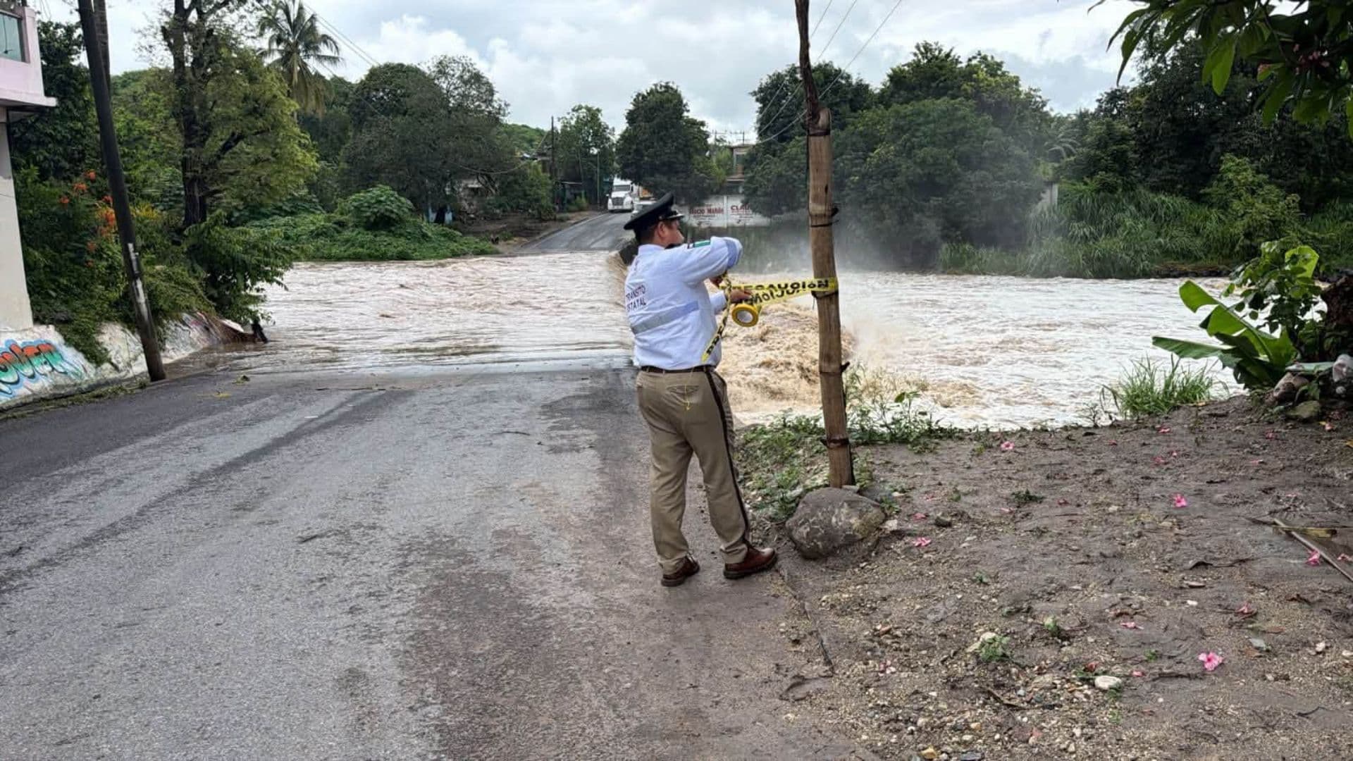 Cierran Carretera Emiliano Zapata-Actopan por Crecida de Río tras Lluvias Intensas en Veracruz