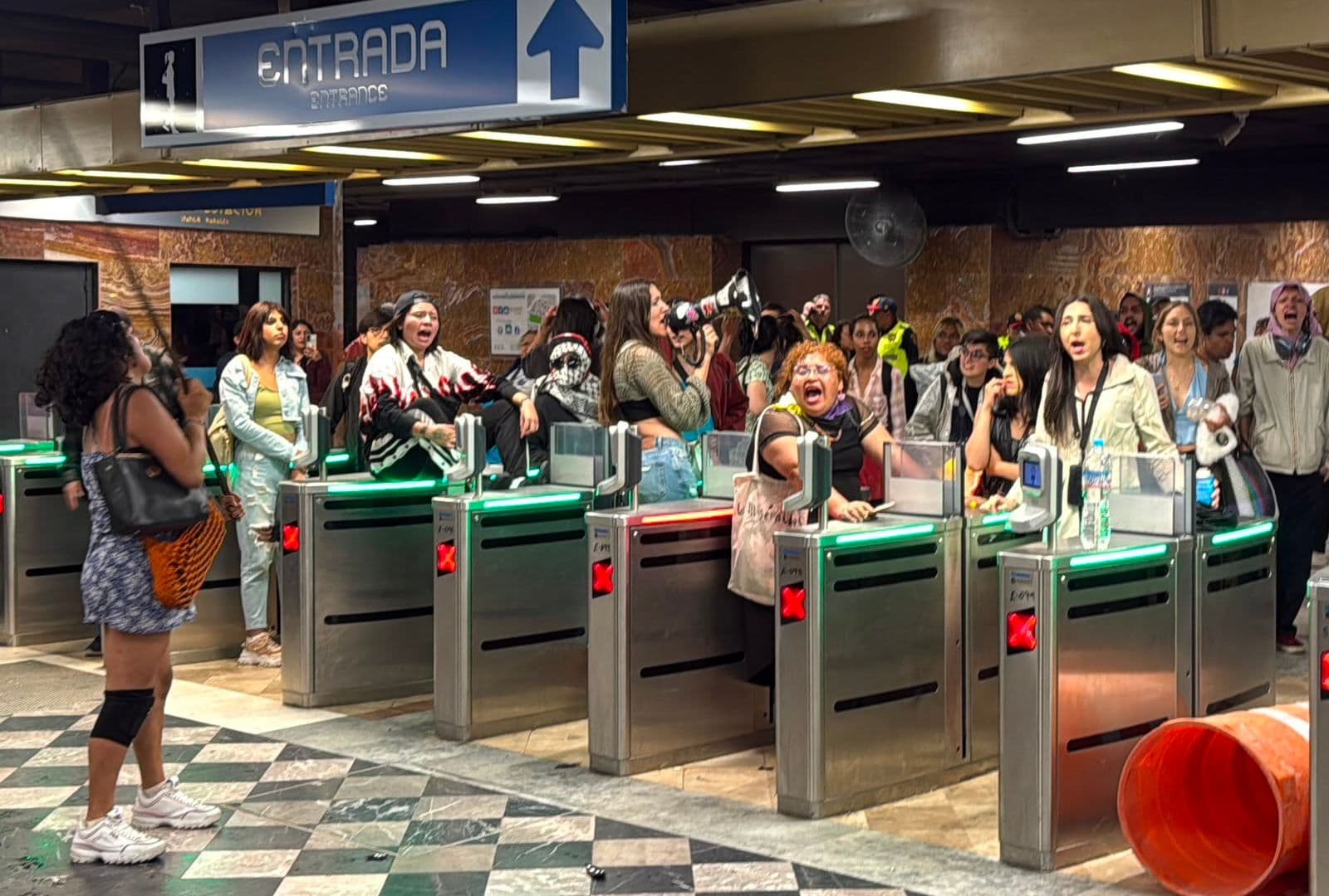 Protesta Colectivo Trans: Vandalizan Estaciones del Metro y Prenden Fuego a Puerta de Segob
